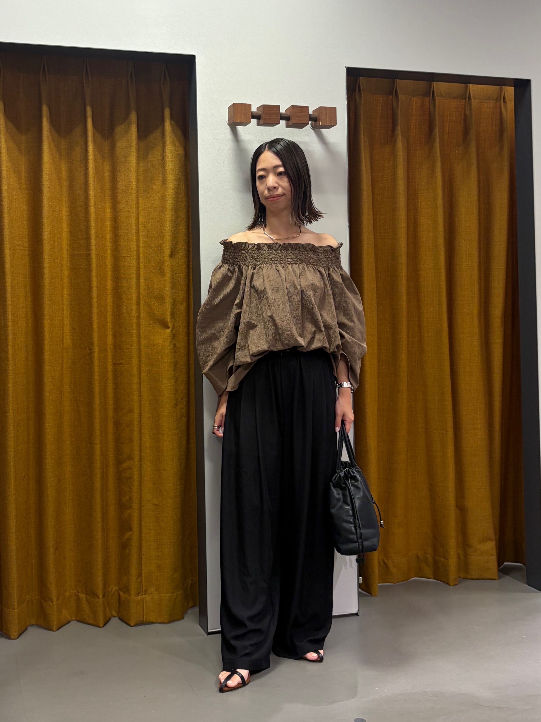 Mikoさんの「INDIVI｜サッカーオフショルブラウス【再入荷／2WAY】」を使ったコーディネート