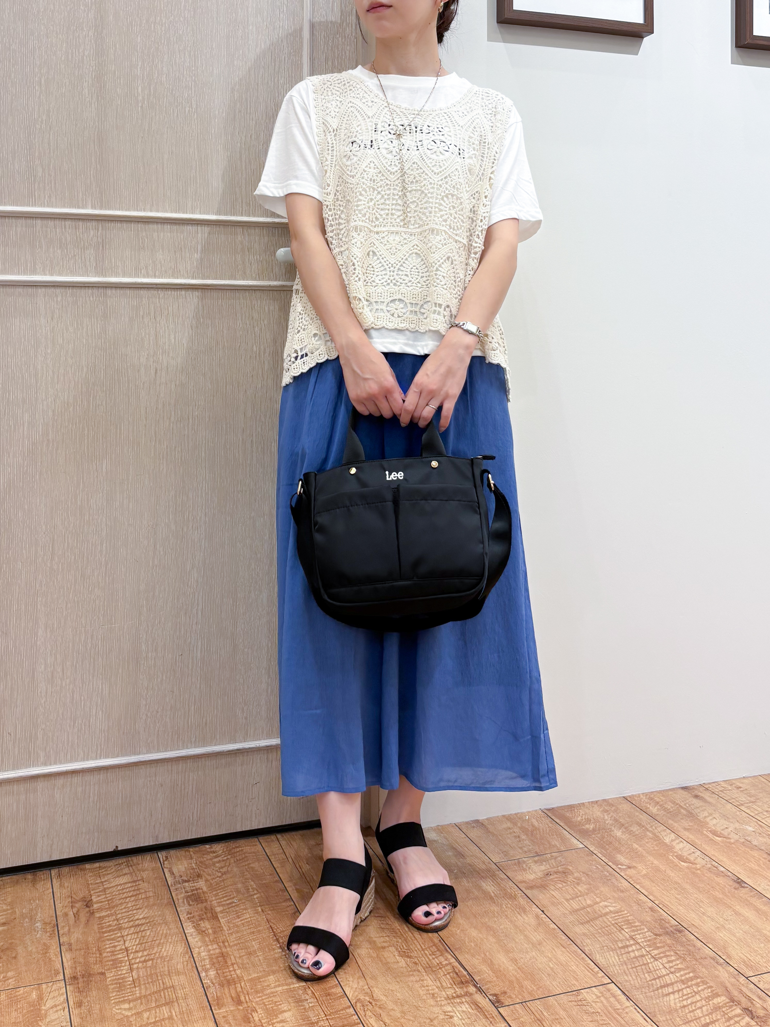 なみさんの「SHOO･LA･RUE｜【2点セット/体型カバー】瞬間レイヤードコーデが完成 クロシェ編みベスト+ロゴT」を使ったコーディネート