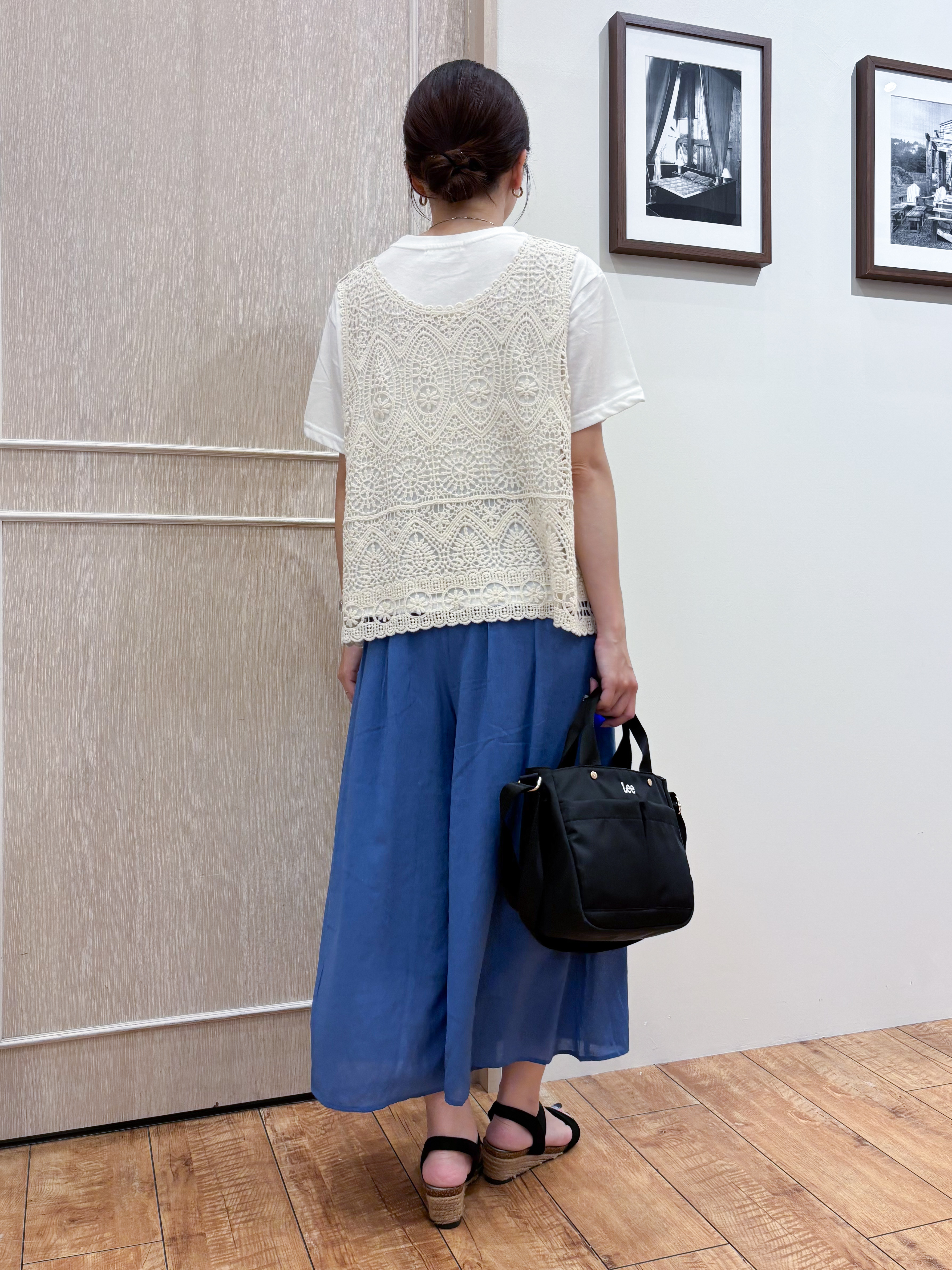 なみさんの「SHOO･LA･RUE｜【2点セット/体型カバー】瞬間レイヤードコーデが完成 クロシェ編みベスト+ロゴT」を使ったコーディネート