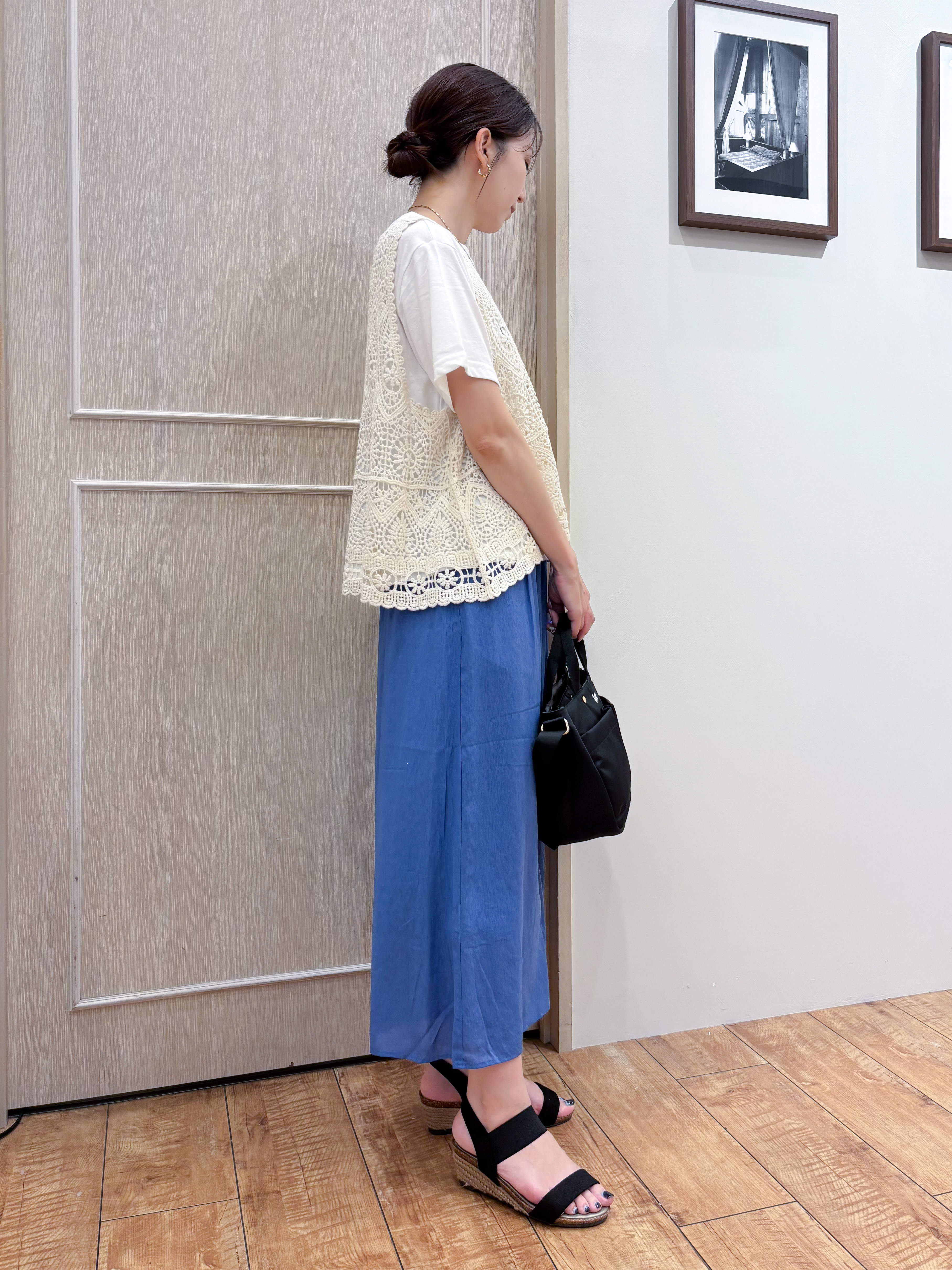 なみさんの「SHOO･LA･RUE｜【2点セット/体型カバー】瞬間レイヤードコーデが完成 クロシェ編みベスト+ロゴT」を使ったコーディネート