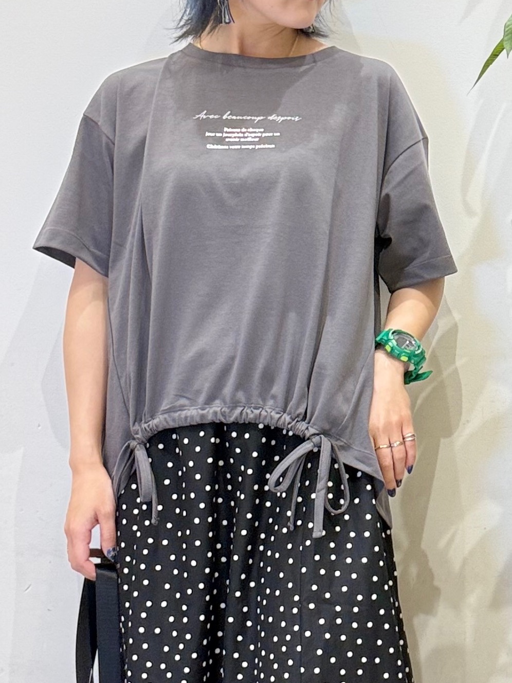 misakiさんの「SHOO･LA･RUE｜【洗濯機可/体型カバー】プリントデザインが目を惹く 裾シャーリングTシャツ」を使ったコーディネート