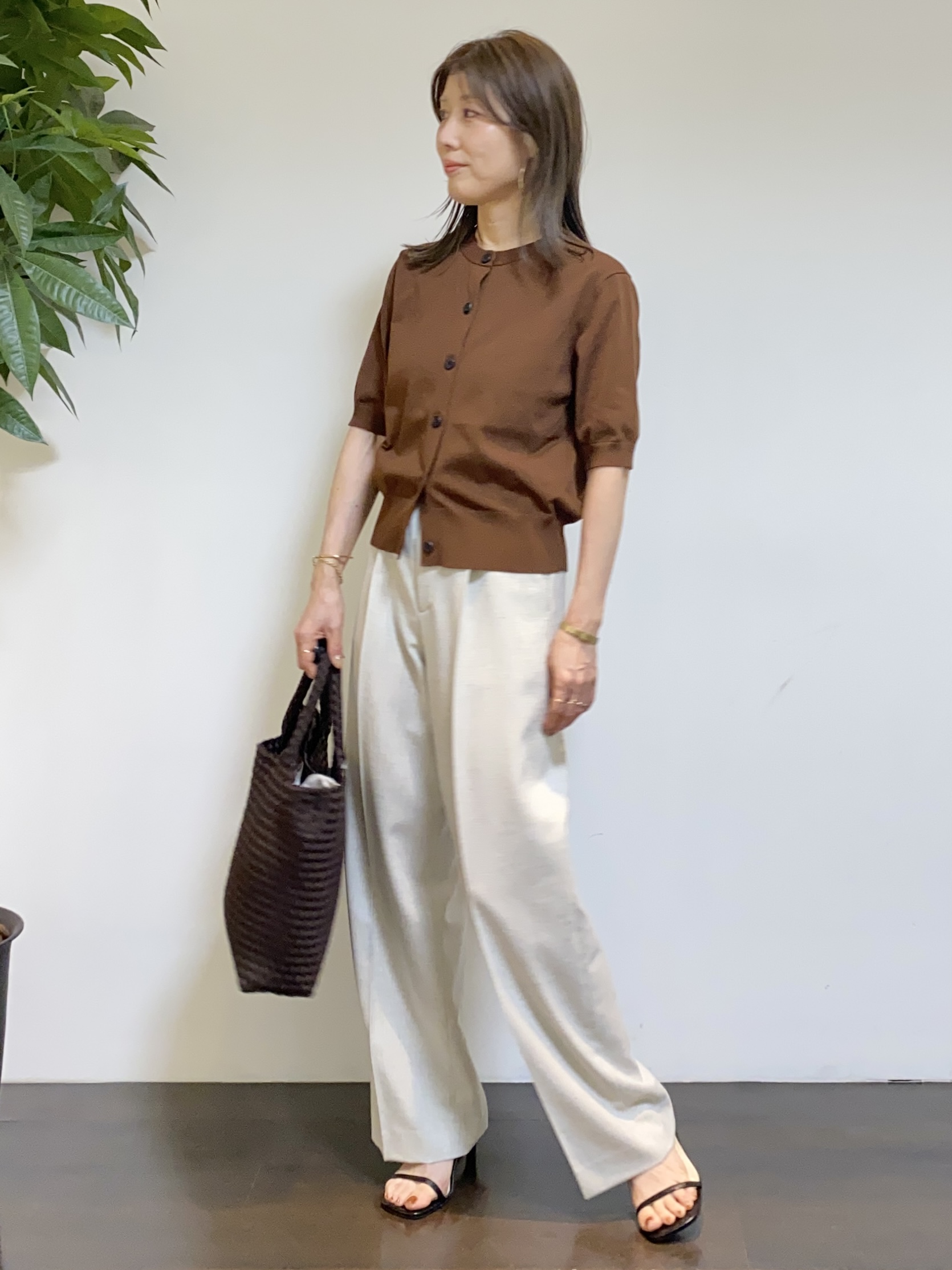 tomoさんの「UNTITLED｜【すっきり秋羽織り/前開きボタン】ドライタッチ5分袖カーディガン」を使ったコーディネート