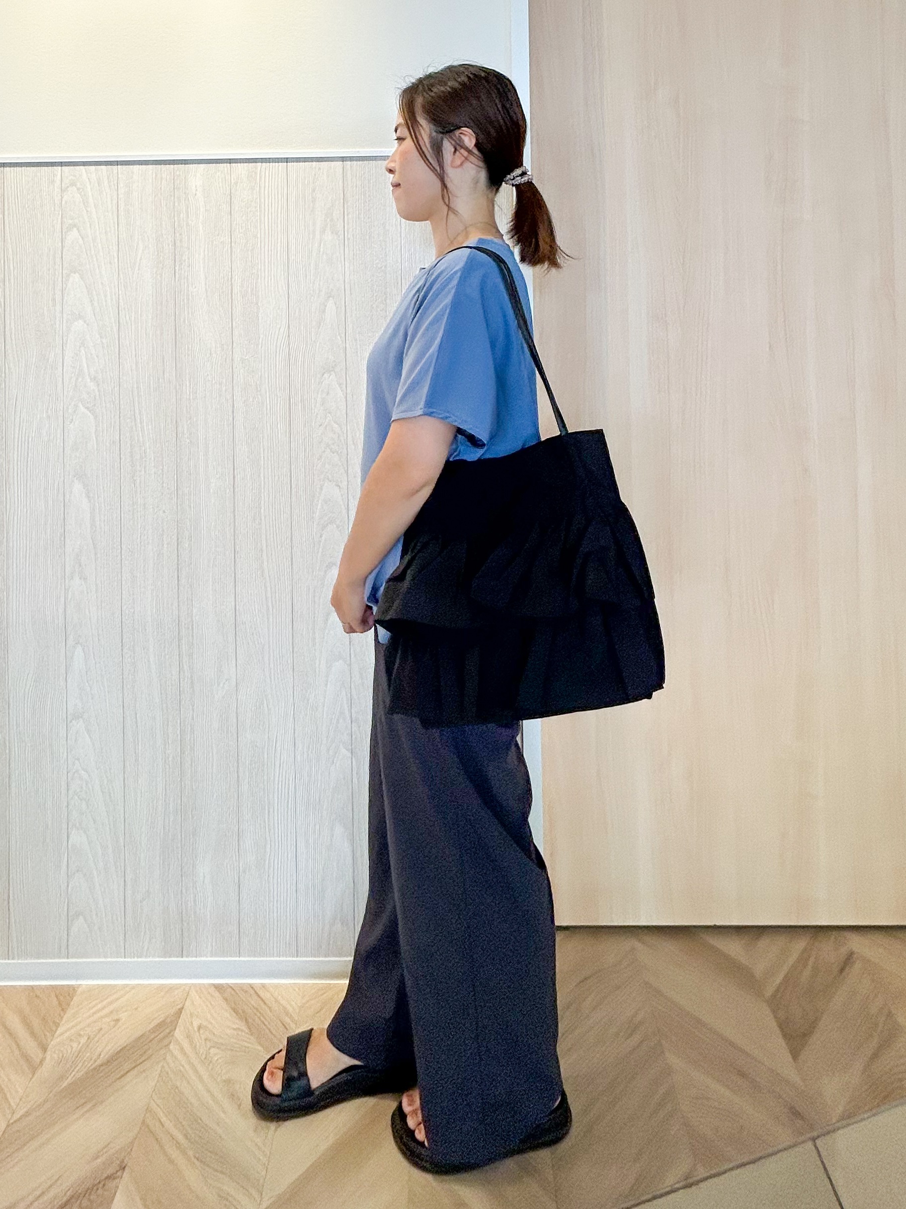 tomoさんの「SHOO･LA･RUE｜【UV/抗菌防臭/洗濯機可】ヒップまわりを自然にカバー 異素材ドッキング 裾タックトップス」を使ったコーディネート