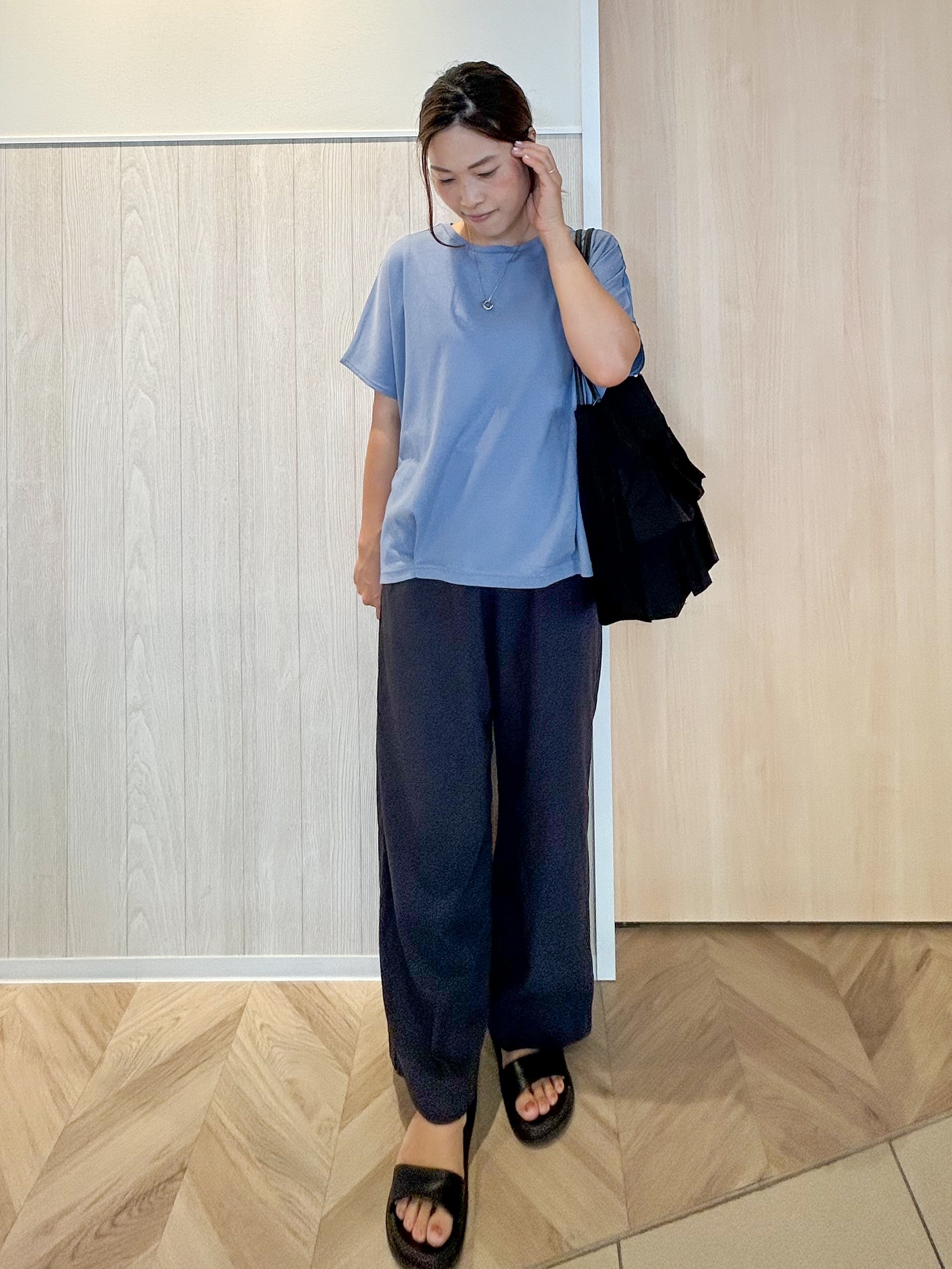 tomoさんの「SHOO･LA･RUE｜【UV/抗菌防臭/洗濯機可】ヒップまわりを自然にカバー 異素材ドッキング 裾タックトップス」を使ったコーディネート