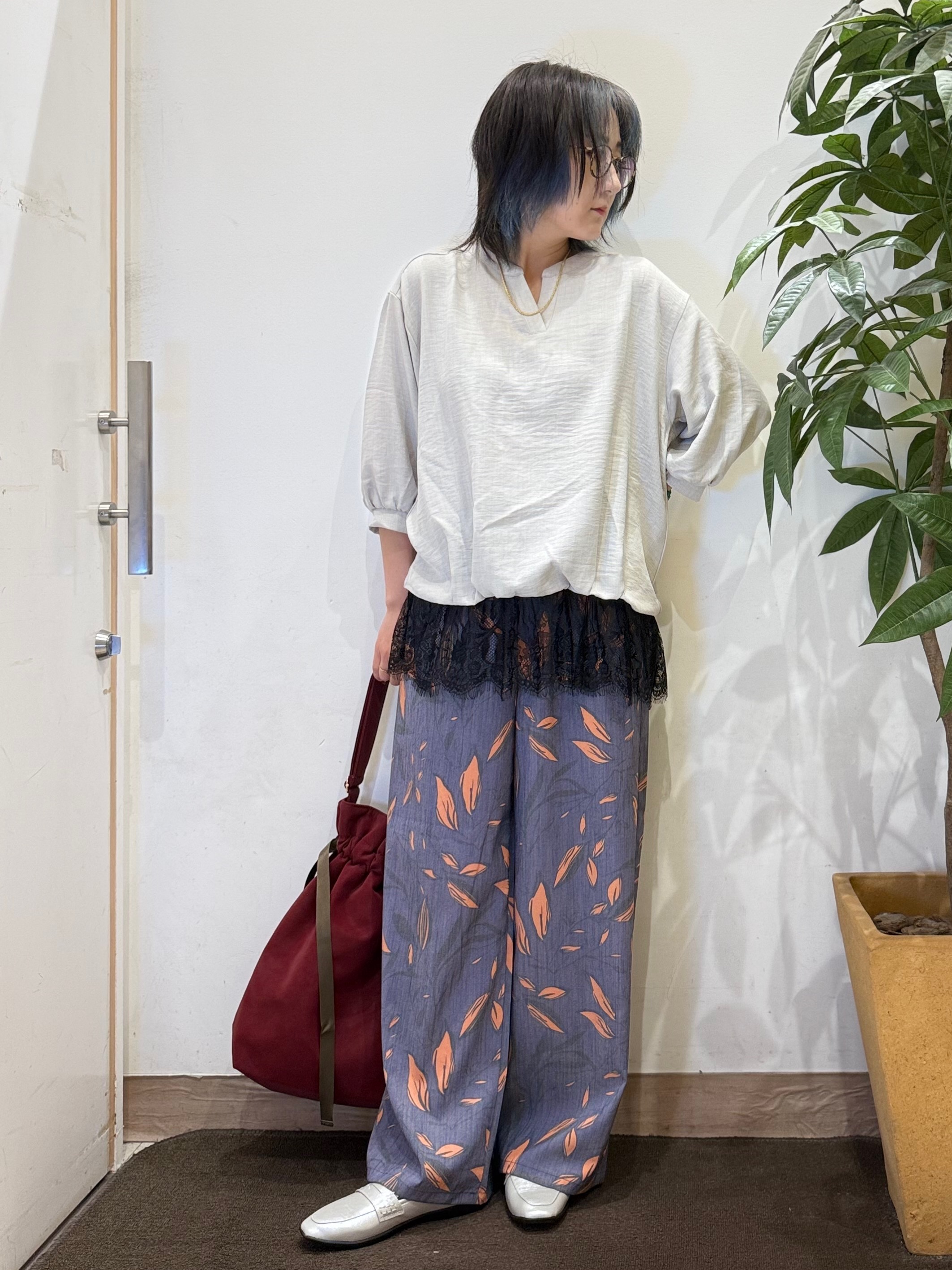 misakiさんの「SHOO･LA･RUE｜【インしないで着られる/S-LL/洗濯機可】1枚で決まる裾レース 大人上品スキッパーブラウス」を使ったコーディネート