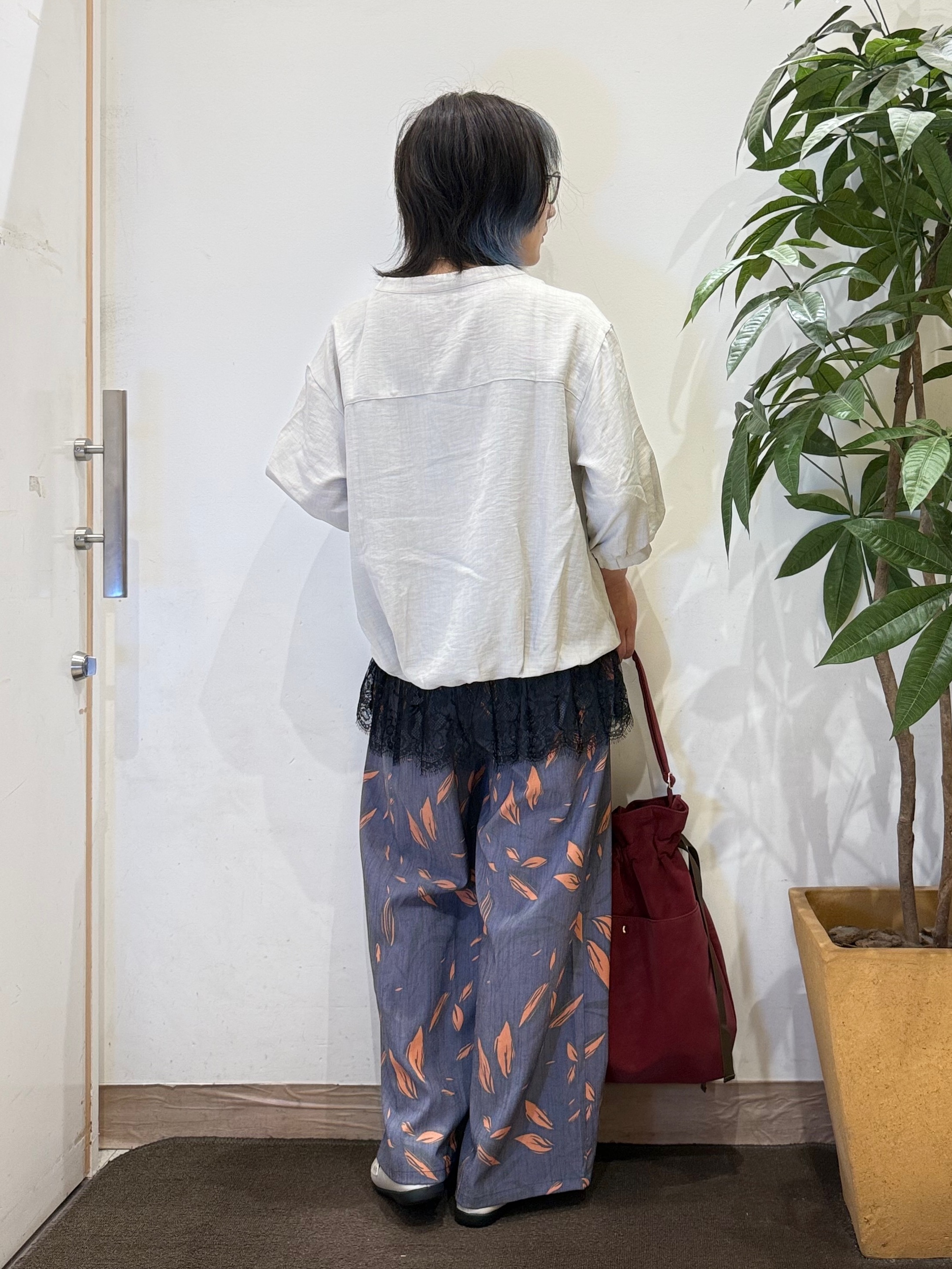 misakiさんの「SHOO･LA･RUE｜【インしないで着られる/S-LL/洗濯機可】1枚で決まる裾レース 大人上品スキッパーブラウス」を使ったコーディネート
