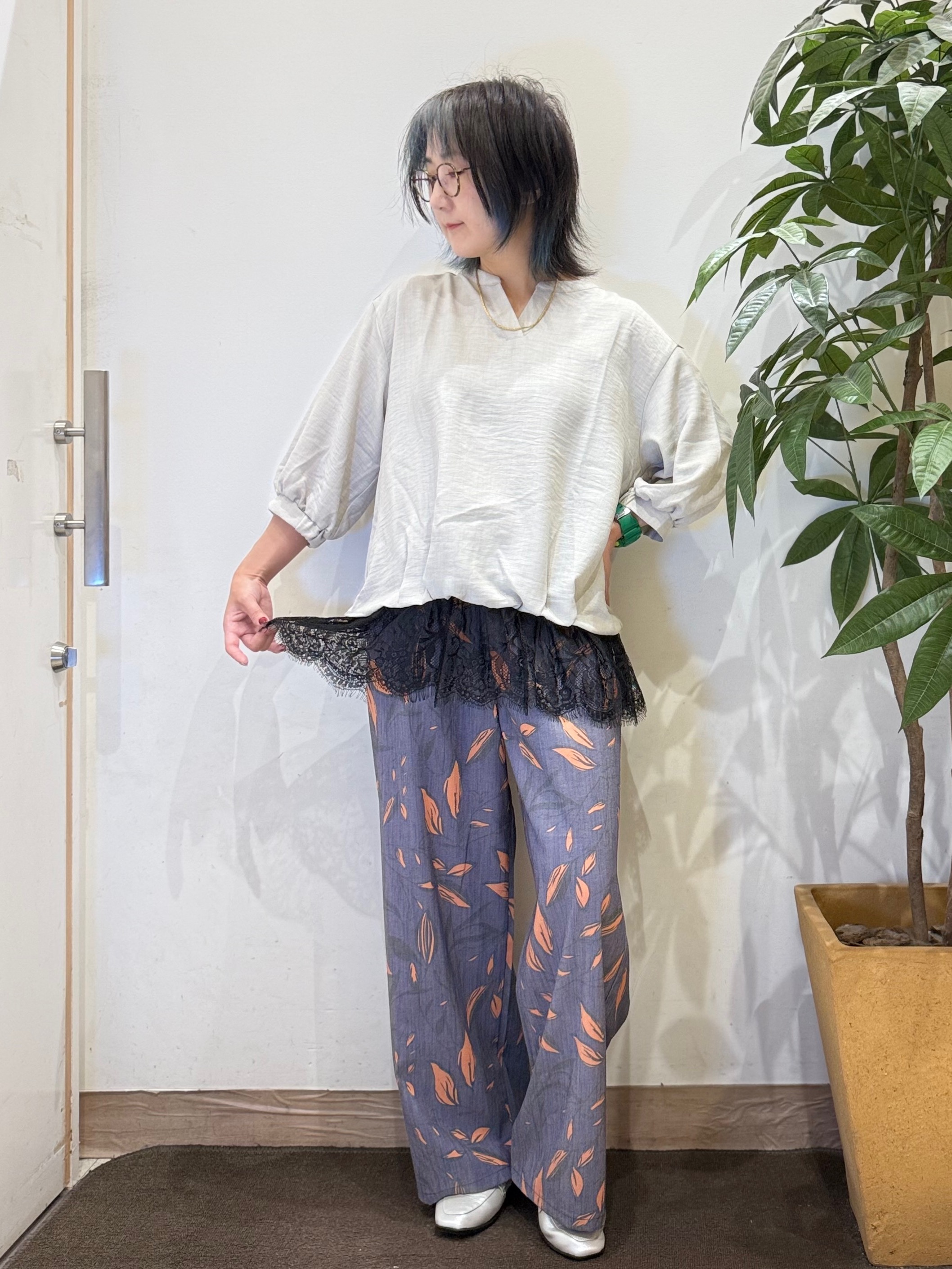 misakiさんの「SHOO･LA･RUE｜【インしないで着られる/S-LL/洗濯機可】1枚で決まる裾レース 大人上品スキッパーブラウス」を使ったコーディネート