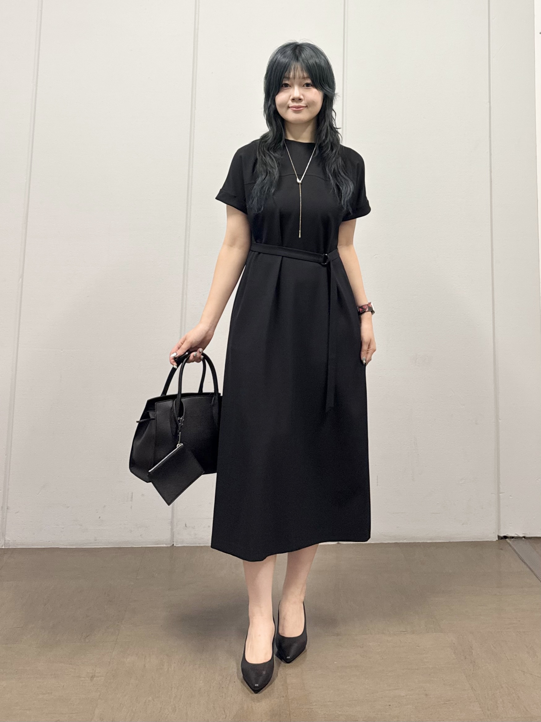 mizukiさんの「INDIVI｜【華奢見え】ベルト付きナローワンピース」を使ったコーディネート