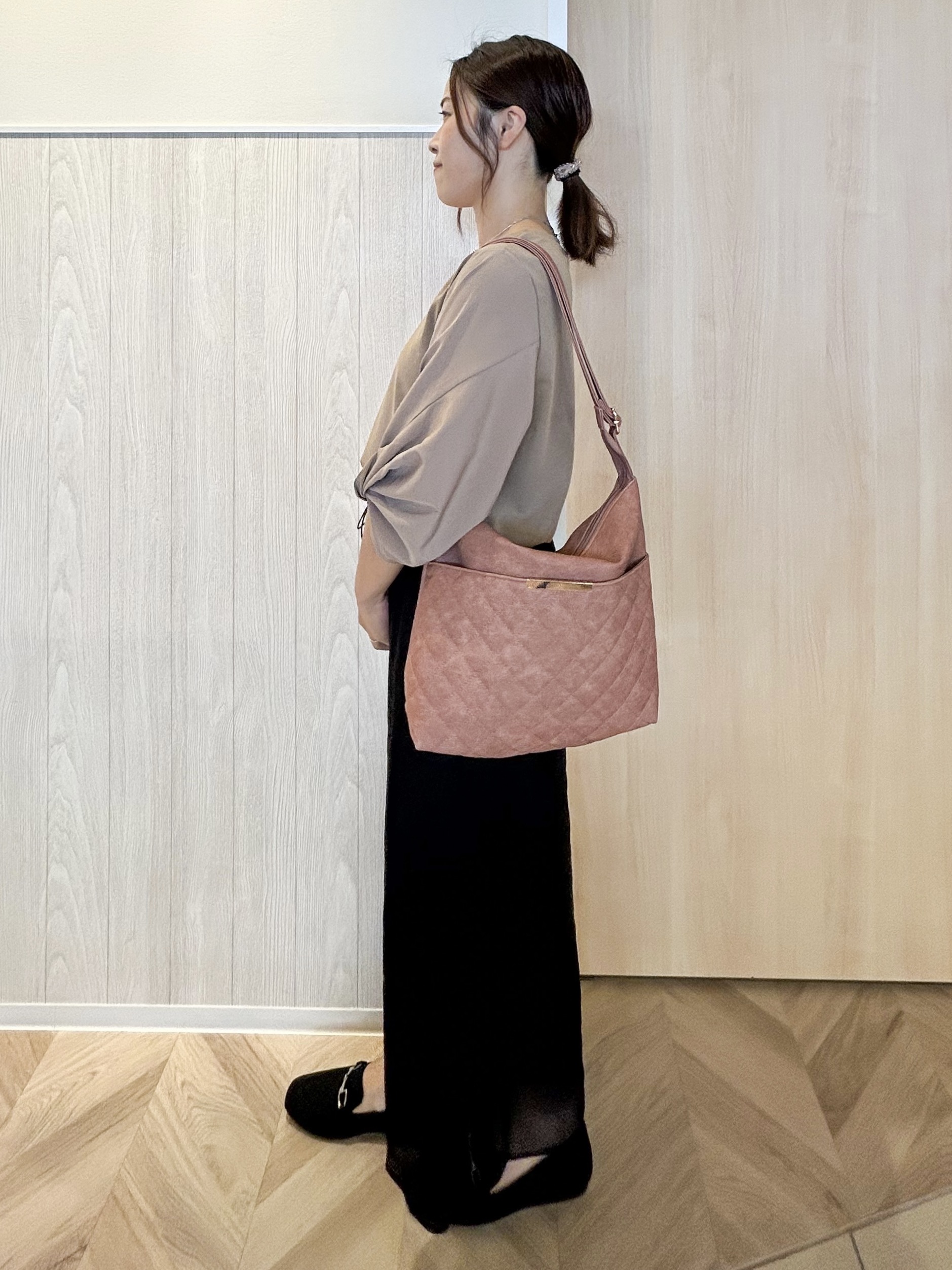 tomoさんの「SHOO･LA･RUE｜【S-LL/洗濯機可/二の腕カバー】楽に上品見え ツイストスリーブトップス」を使ったコーディネート