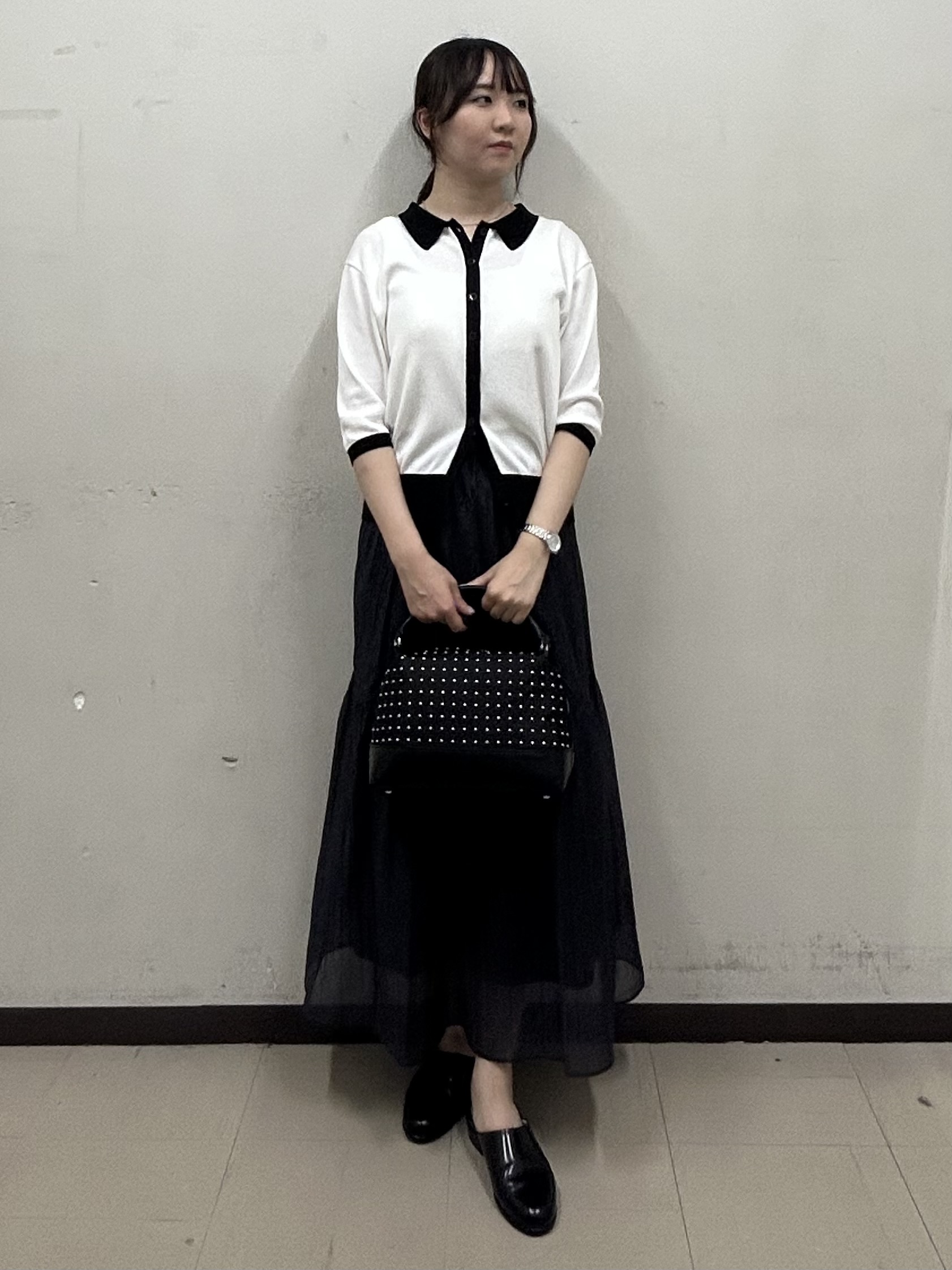 noeさんの「INDIVI｜【洗える／きれいめ】デニム風シアーティアードスカート」を使ったコーディネート