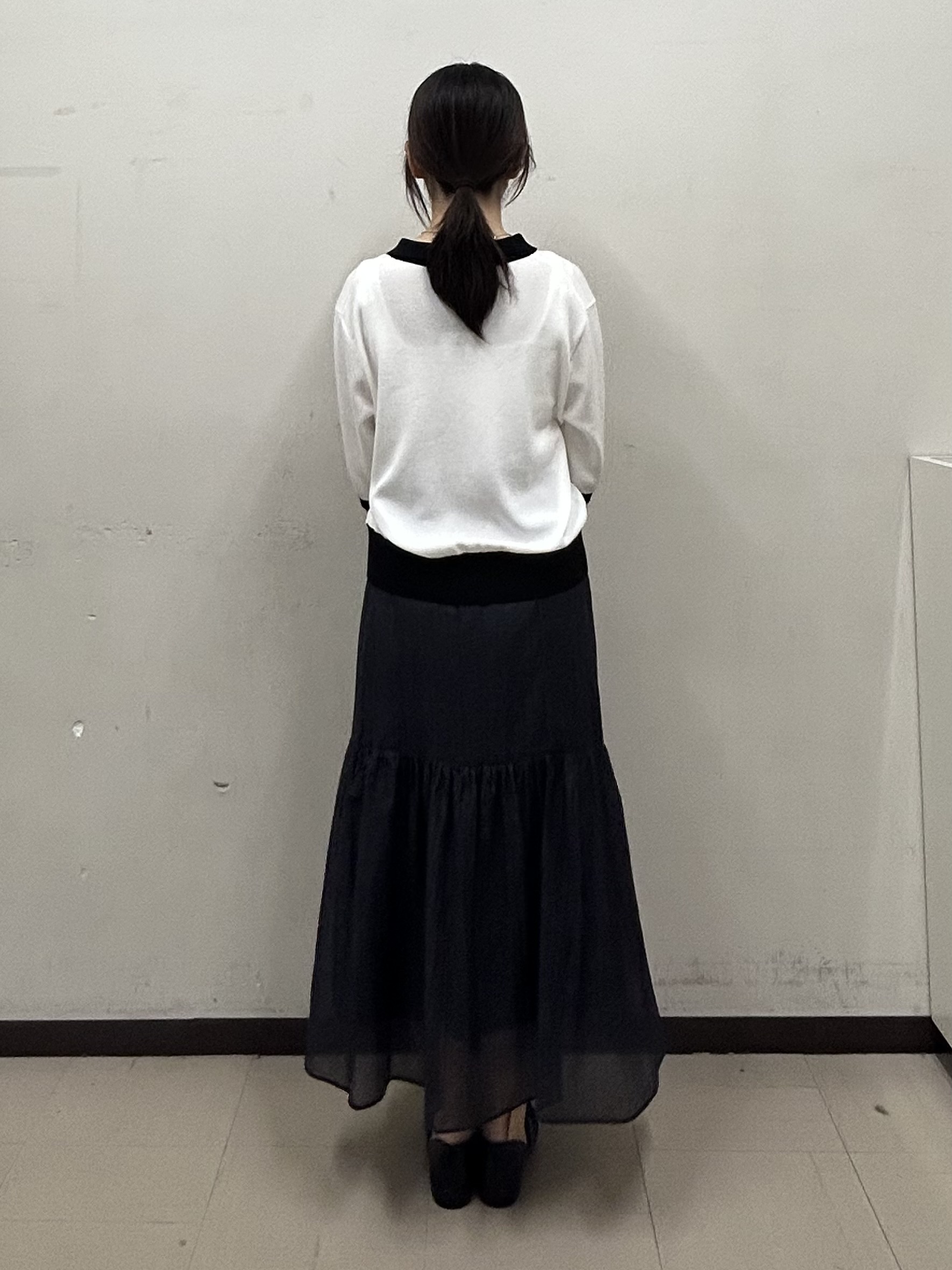 noeさんの「INDIVI｜【洗える／きれいめ】デニム風シアーティアードスカート」を使ったコーディネート