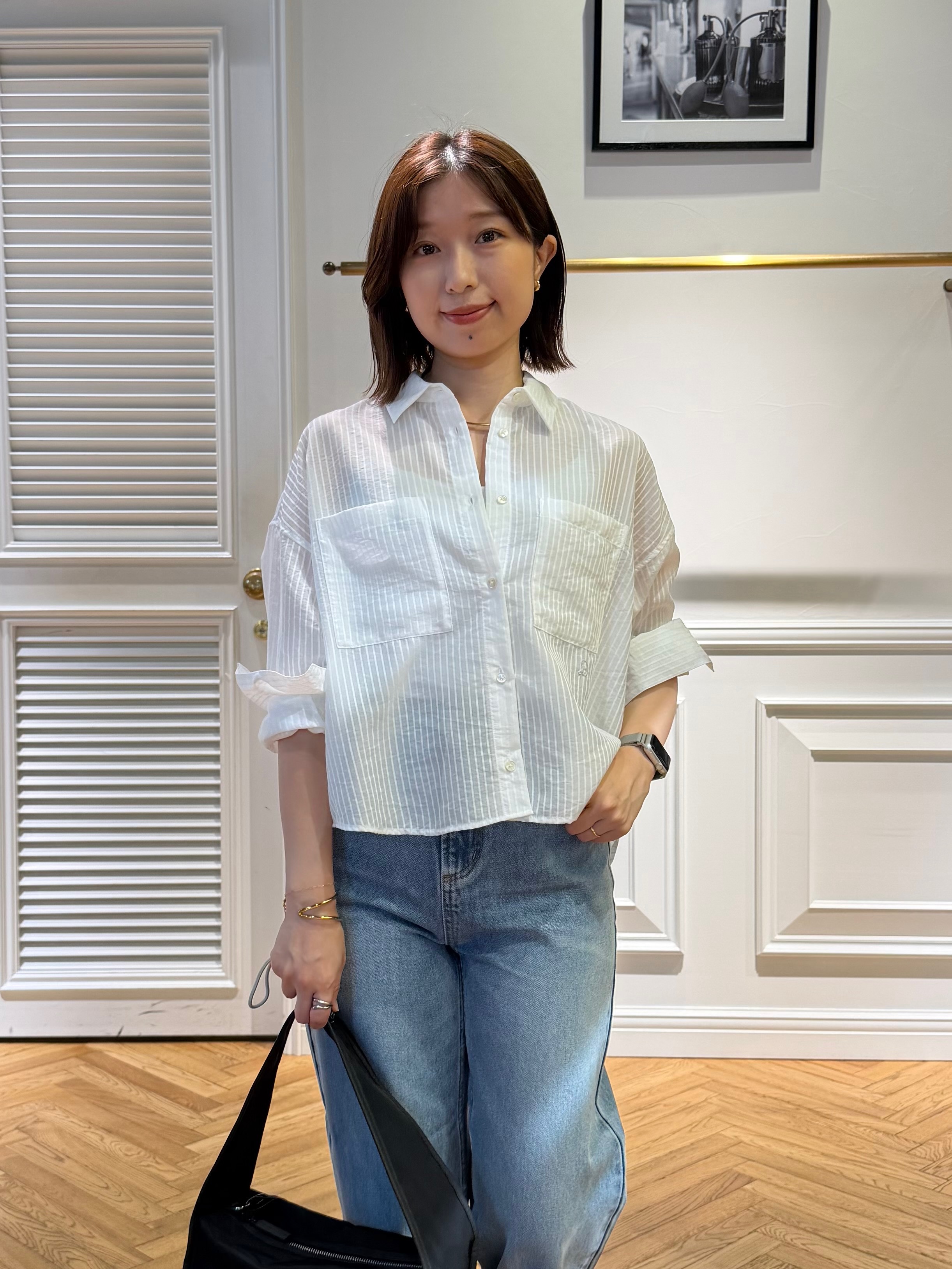 つじ まこさんの「DRESSTERIOR｜◆シアーストライプクロップドシャツ」を使ったコーディネート