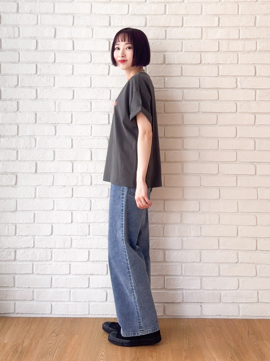 𝐜𝐡𝐢𝐤𝐚さんの「SHOO･LA･RUE｜【S-LL/洗濯機可】大人っぽく着られる ジェルロゴプリントTシャツ」を使ったコーディネート