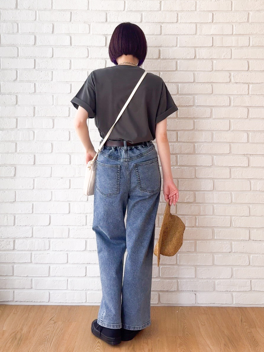 𝐜𝐡𝐢𝐤𝐚さんの「SHOO･LA･RUE｜【S-LL/洗濯機可】大人っぽく着られる ジェルロゴプリントTシャツ」を使ったコーディネート