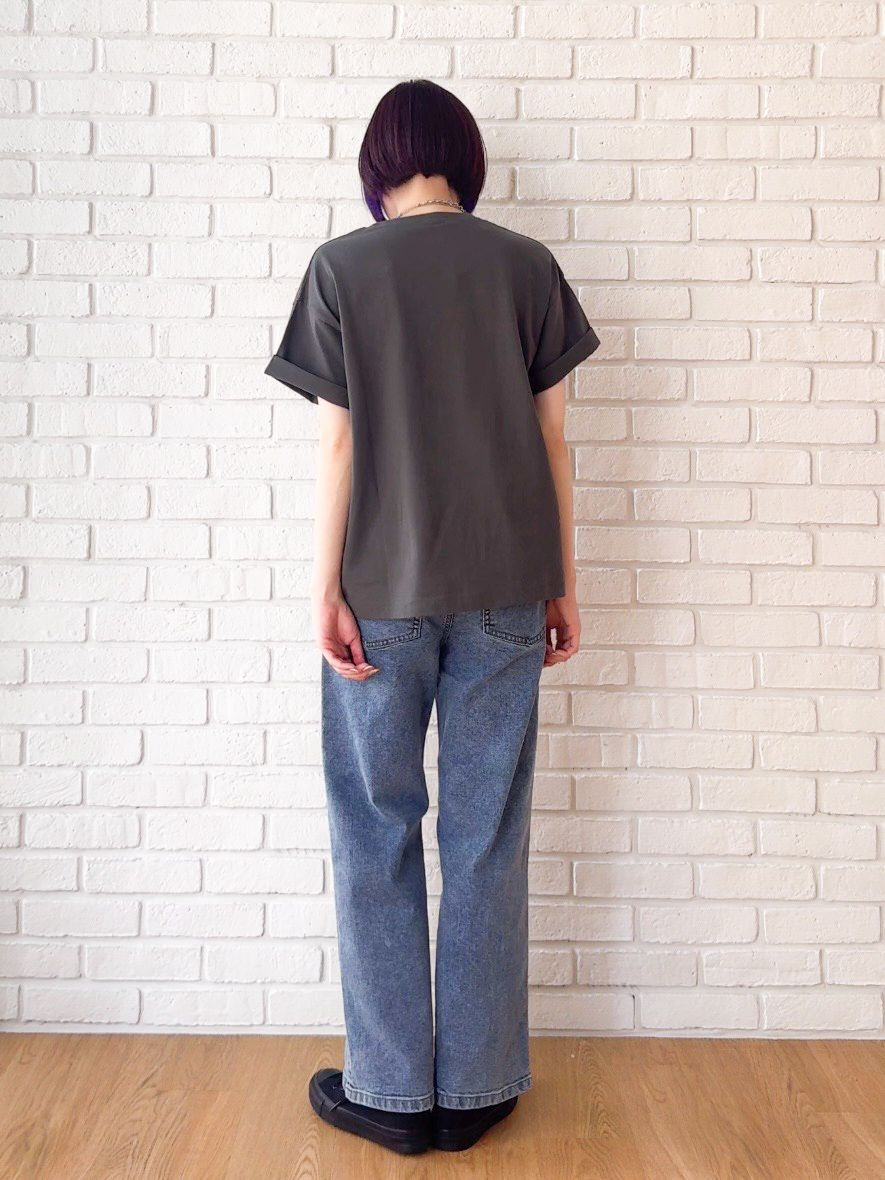 𝐜𝐡𝐢𝐤𝐚さんの「SHOO･LA･RUE｜【S-LL/洗濯機可】大人っぽく着られる ジェルロゴプリントTシャツ」を使ったコーディネート