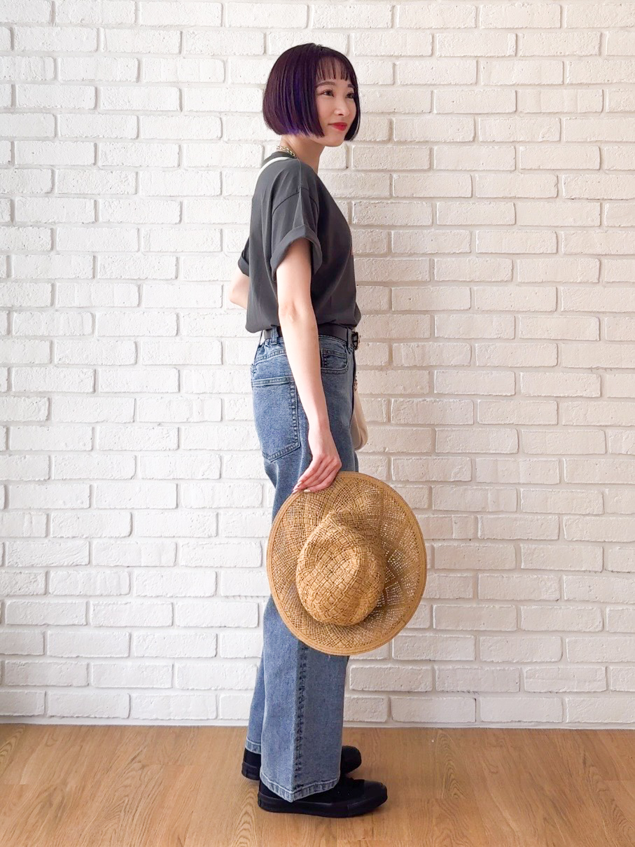 𝐜𝐡𝐢𝐤𝐚さんの「SHOO･LA･RUE｜【S-LL/洗濯機可】大人っぽく着られる ジェルロゴプリントTシャツ」を使ったコーディネート