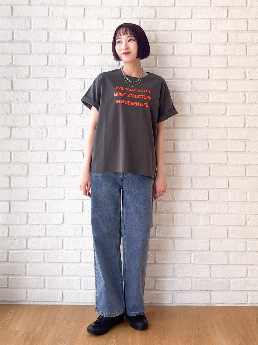 𝐜𝐡𝐢𝐤𝐚さんの「SHOO･LA･RUE｜【S-LL/洗濯機可】大人っぽく着られる ジェルロゴプリントTシャツ」を使ったコーディネート