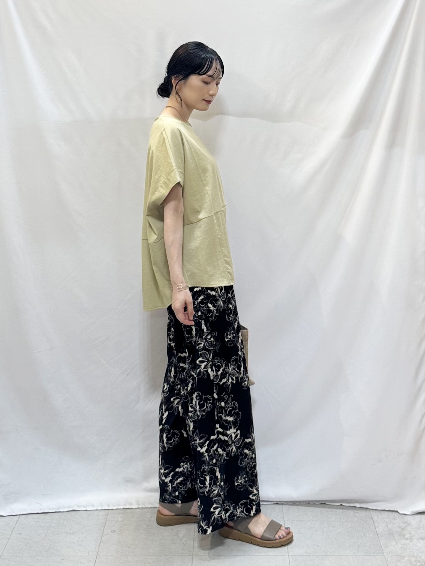𝐇𝐢𝐫𝐨𝐦𝐢さんの「SHOO･LA･RUE｜【洗濯機可/セットアップ可】軽凛(かろりん) シンプル上品 切替コクーントップス」を使ったコーディネート