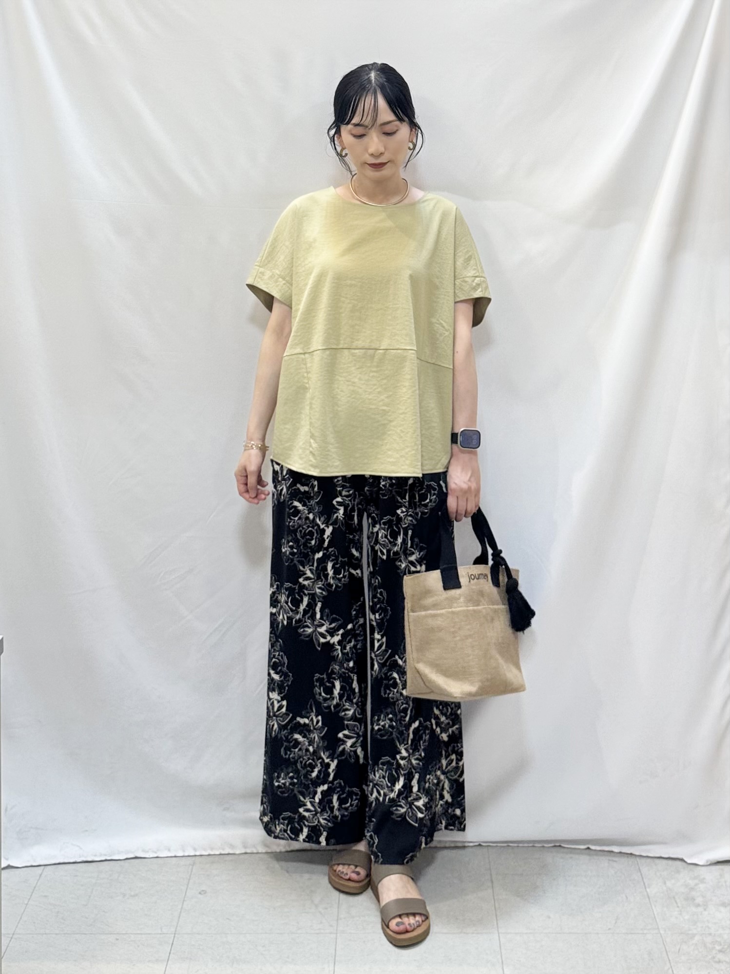 𝐇𝐢𝐫𝐨𝐦𝐢さんの「SHOO･LA･RUE｜【洗濯機可/セットアップ可】軽凛(かろりん) シンプル上品 切替コクーントップス」を使ったコーディネート