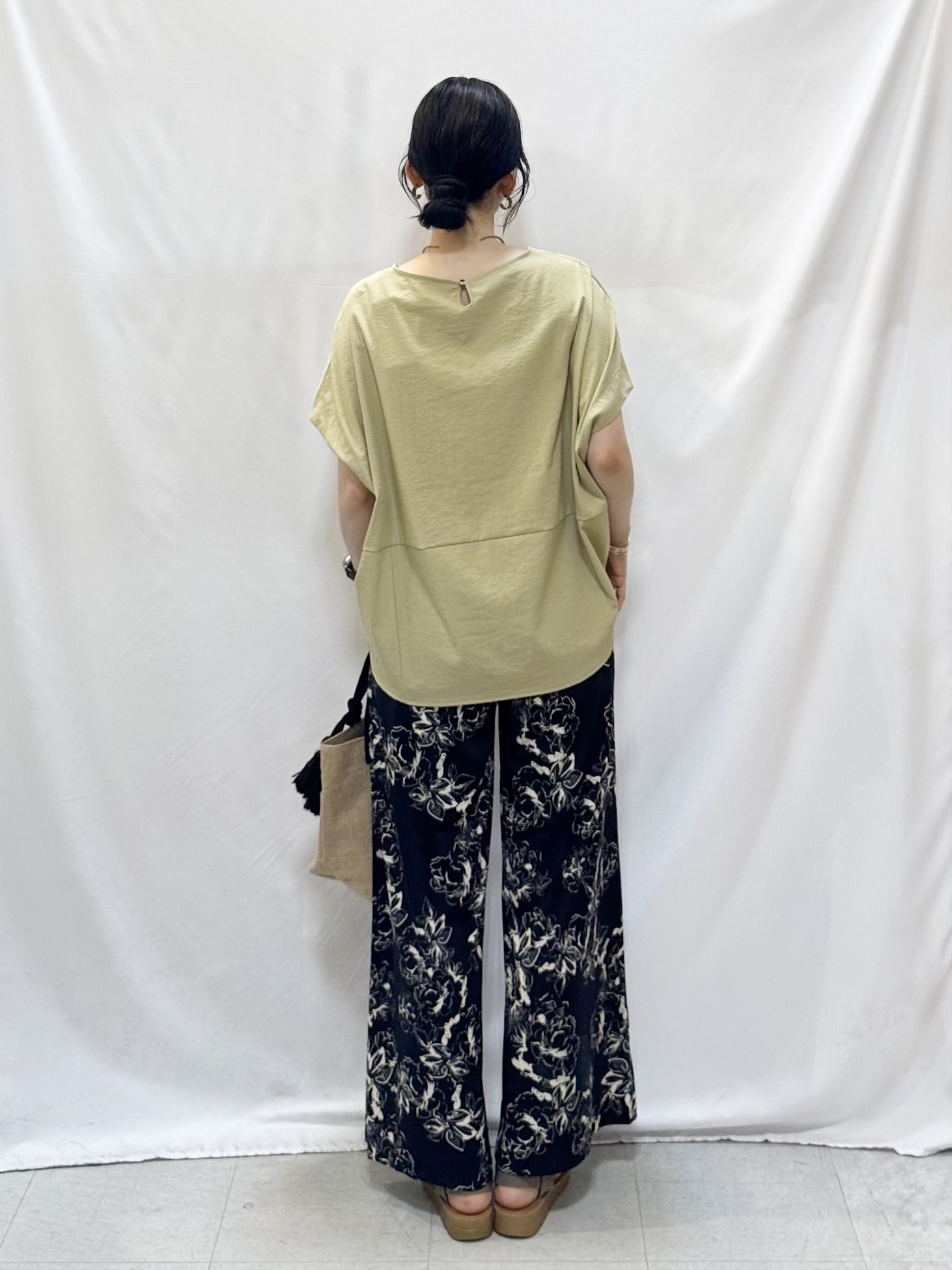 𝐇𝐢𝐫𝐨𝐦𝐢さんの「SHOO･LA･RUE｜【洗濯機可/セットアップ可】軽凛(かろりん) シンプル上品 切替コクーントップス」を使ったコーディネート