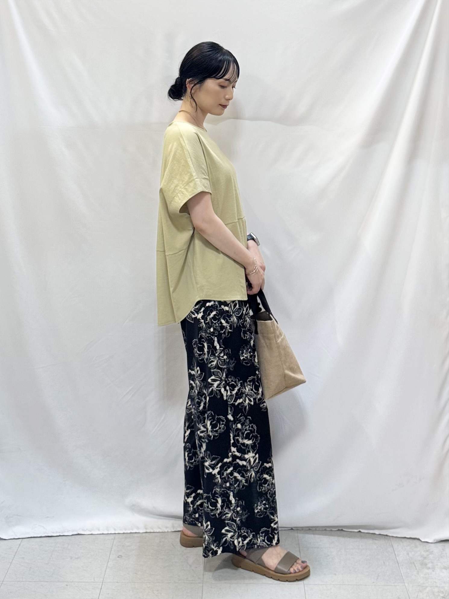 𝐇𝐢𝐫𝐨𝐦𝐢さんの「SHOO･LA･RUE｜【洗濯機可/セットアップ可】軽凛(かろりん) シンプル上品 切替コクーントップス」を使ったコーディネート