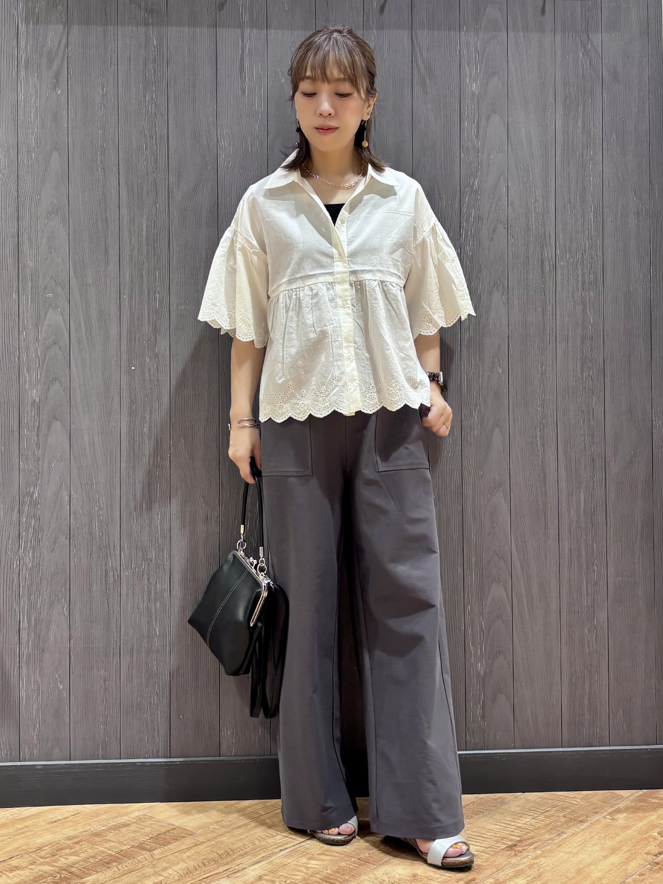 meiさんの「SHOO･LA･RUE｜【洗濯機可/綿100％/体型カバー】刺繍レースがこなれ見え 二の腕が隠せる ペプラムブラウス」を使ったコーディネート