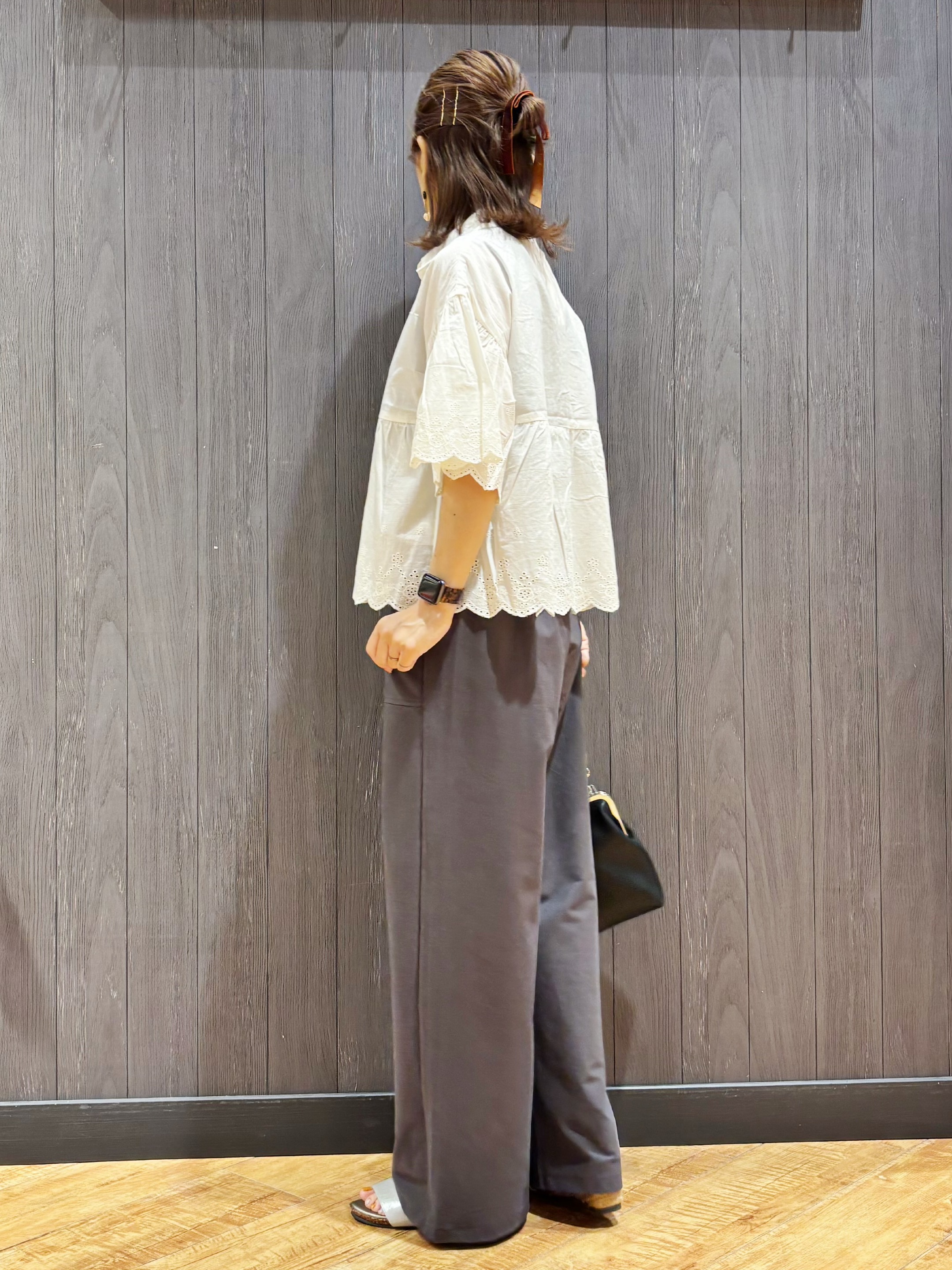 meiさんの「SHOO･LA･RUE｜【洗濯機可/綿100％/体型カバー】刺繍レースがこなれ見え 二の腕が隠せる ペプラムブラウス」を使ったコーディネート