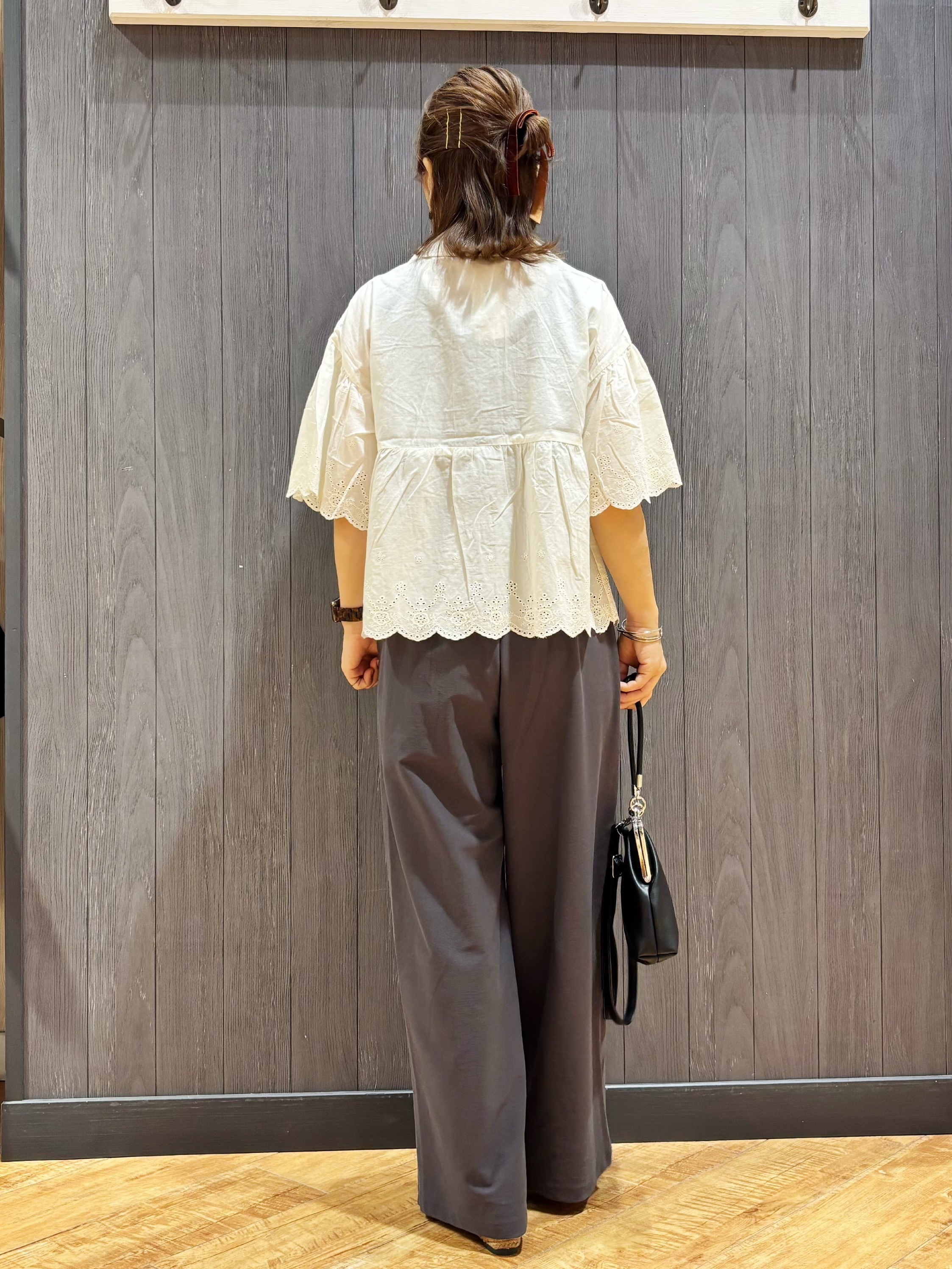 meiさんの「SHOO･LA･RUE｜【洗濯機可/綿100％/体型カバー】刺繍レースがこなれ見え 二の腕が隠せる ペプラムブラウス」を使ったコーディネート