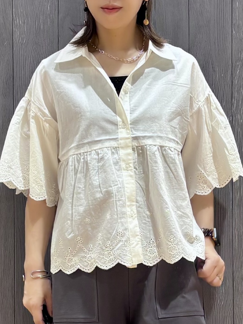 meiさんの「SHOO･LA･RUE｜【洗濯機可/綿100％/体型カバー】刺繍レースがこなれ見え 二の腕が隠せる ペプラムブラウス」を使ったコーディネート
