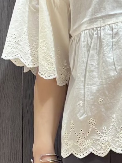 meiさんの「SHOO･LA･RUE｜【洗濯機可/綿100％/体型カバー】刺繍レースがこなれ見え 二の腕が隠せる ペプラムブラウス」を使ったコーディネート