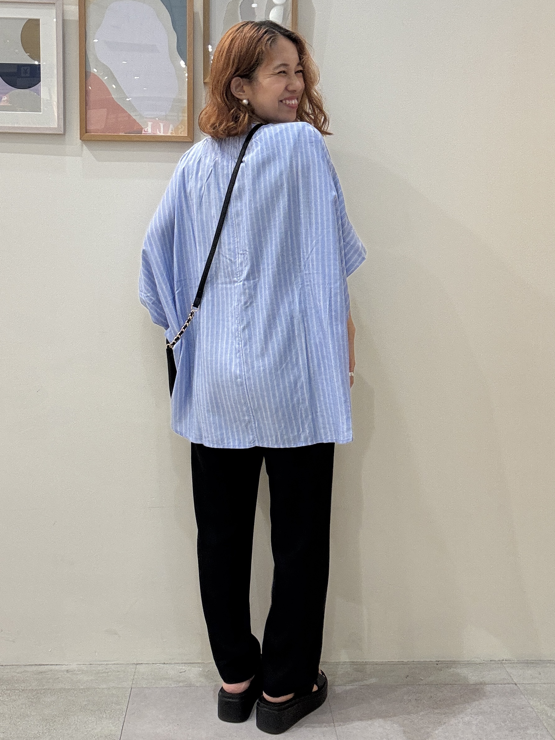 たけぴさんの「SHOO･LA･RUE｜【洗濯機可/体型カバー】二の腕隠れる ゆるっとドルマンバンドカラーシャツ」を使ったコーディネート