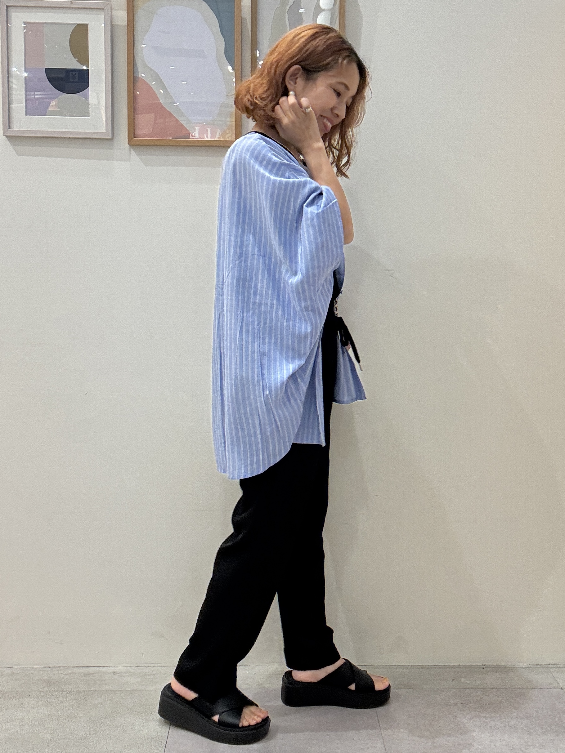 たけぴさんの「SHOO･LA･RUE｜【洗濯機可/体型カバー】二の腕隠れる ゆるっとドルマンバンドカラーシャツ」を使ったコーディネート