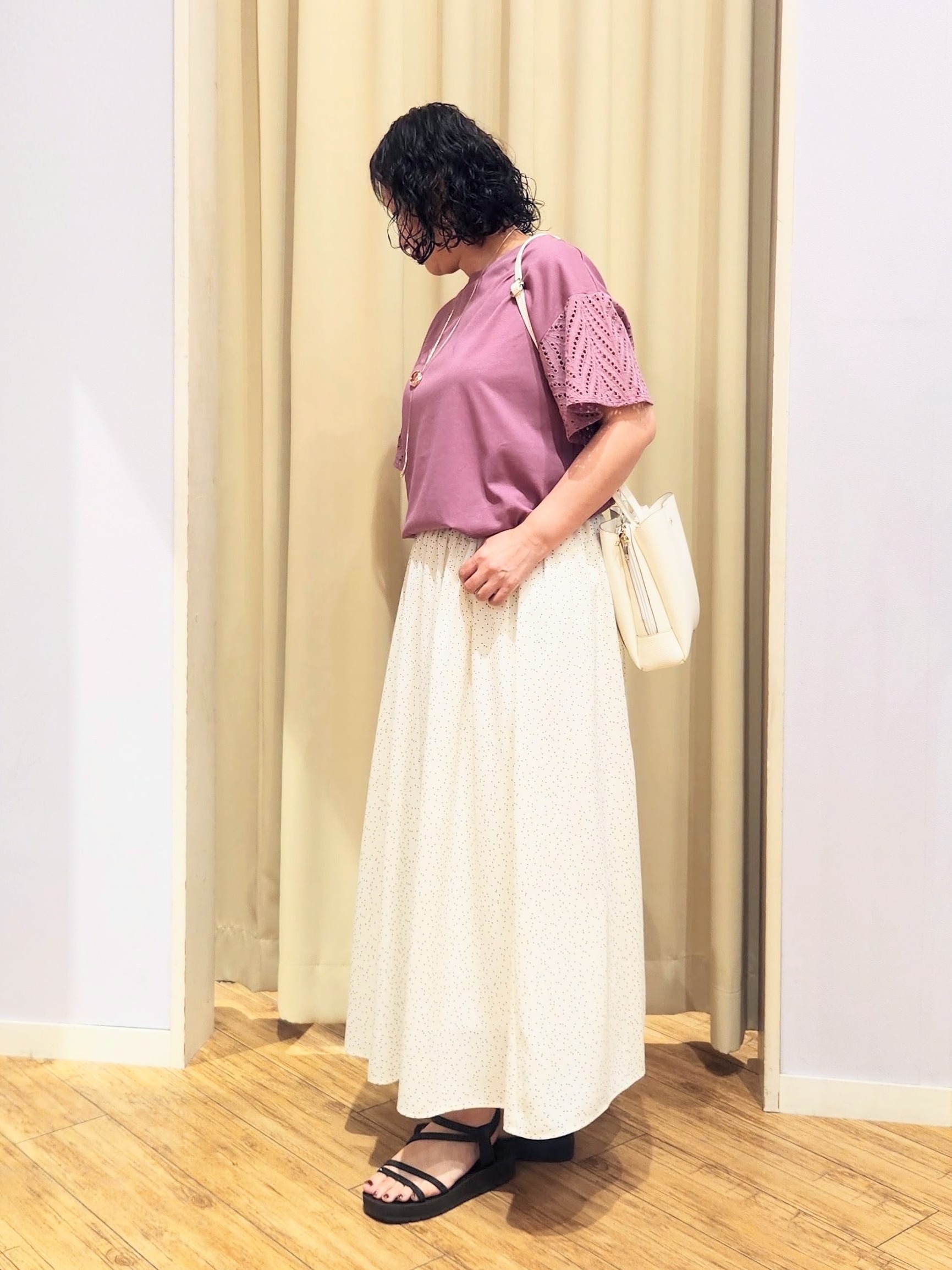 くまさんの「SHOO･LA･RUE｜【S-LL/洗濯機可/体型カバー】汗じみが気になりにくい お袖レースフレアTシャツ」を使ったコーディネート