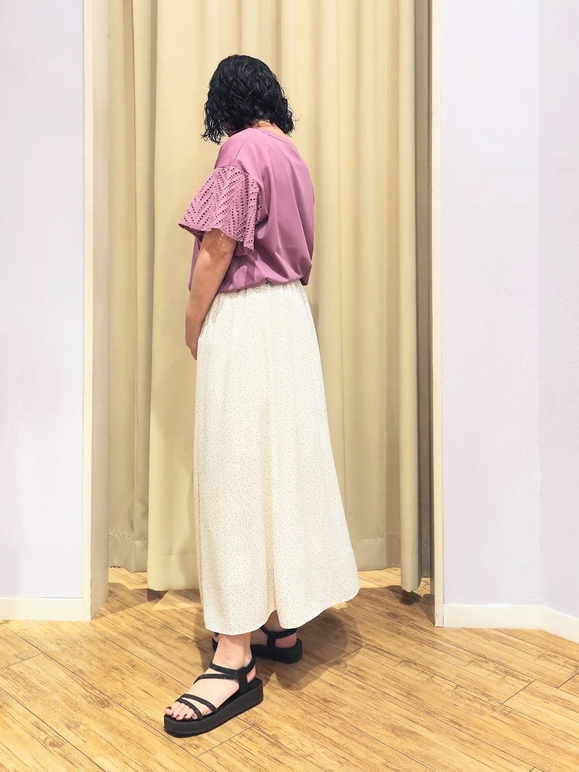 くまさんの「SHOO･LA･RUE｜【S-LL/洗濯機可/体型カバー】汗じみが気になりにくい お袖レースフレアTシャツ」を使ったコーディネート