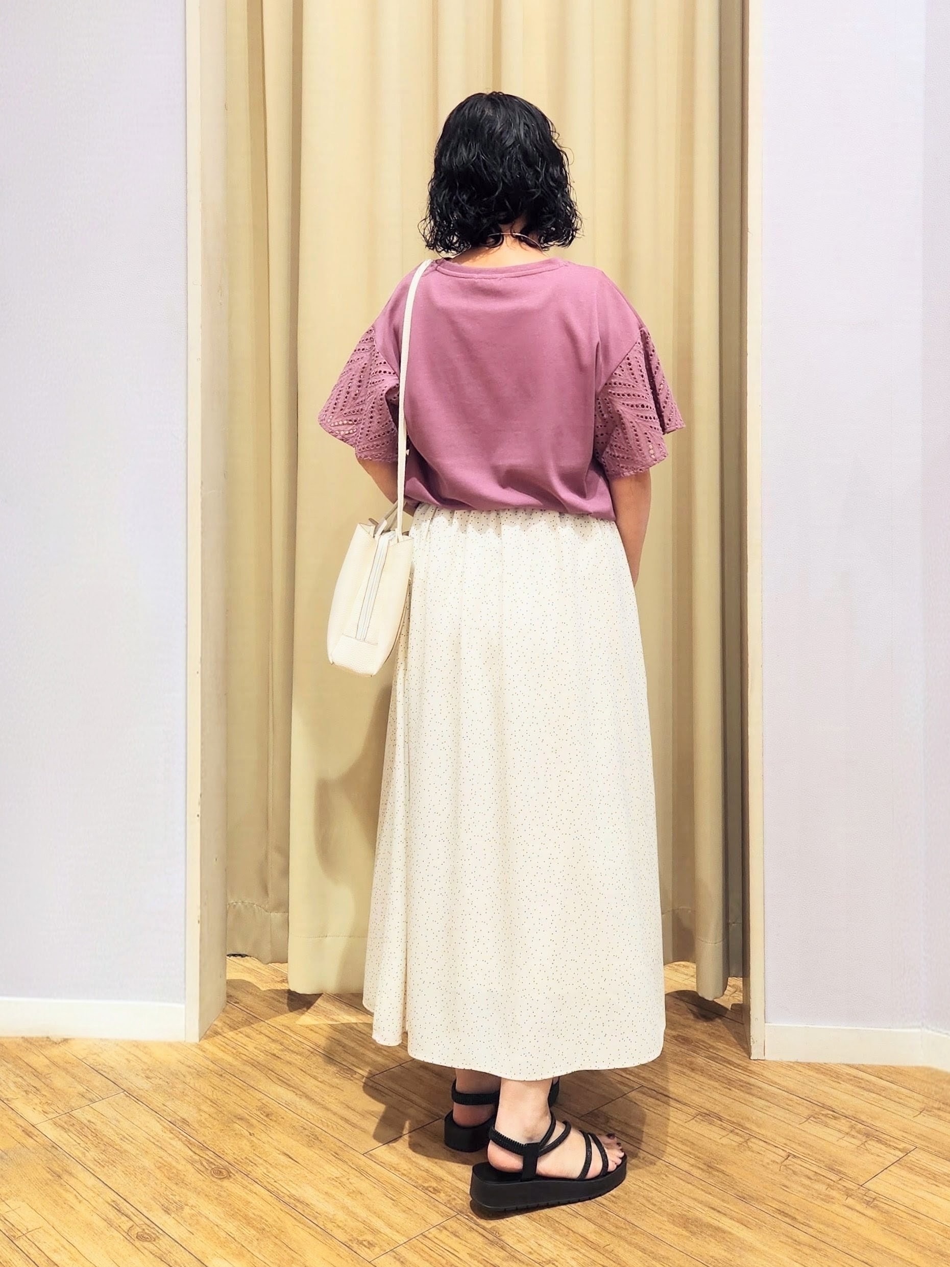 くまさんの「SHOO･LA･RUE｜【S-LL/洗濯機可/体型カバー】汗じみが気になりにくい お袖レースフレアTシャツ」を使ったコーディネート