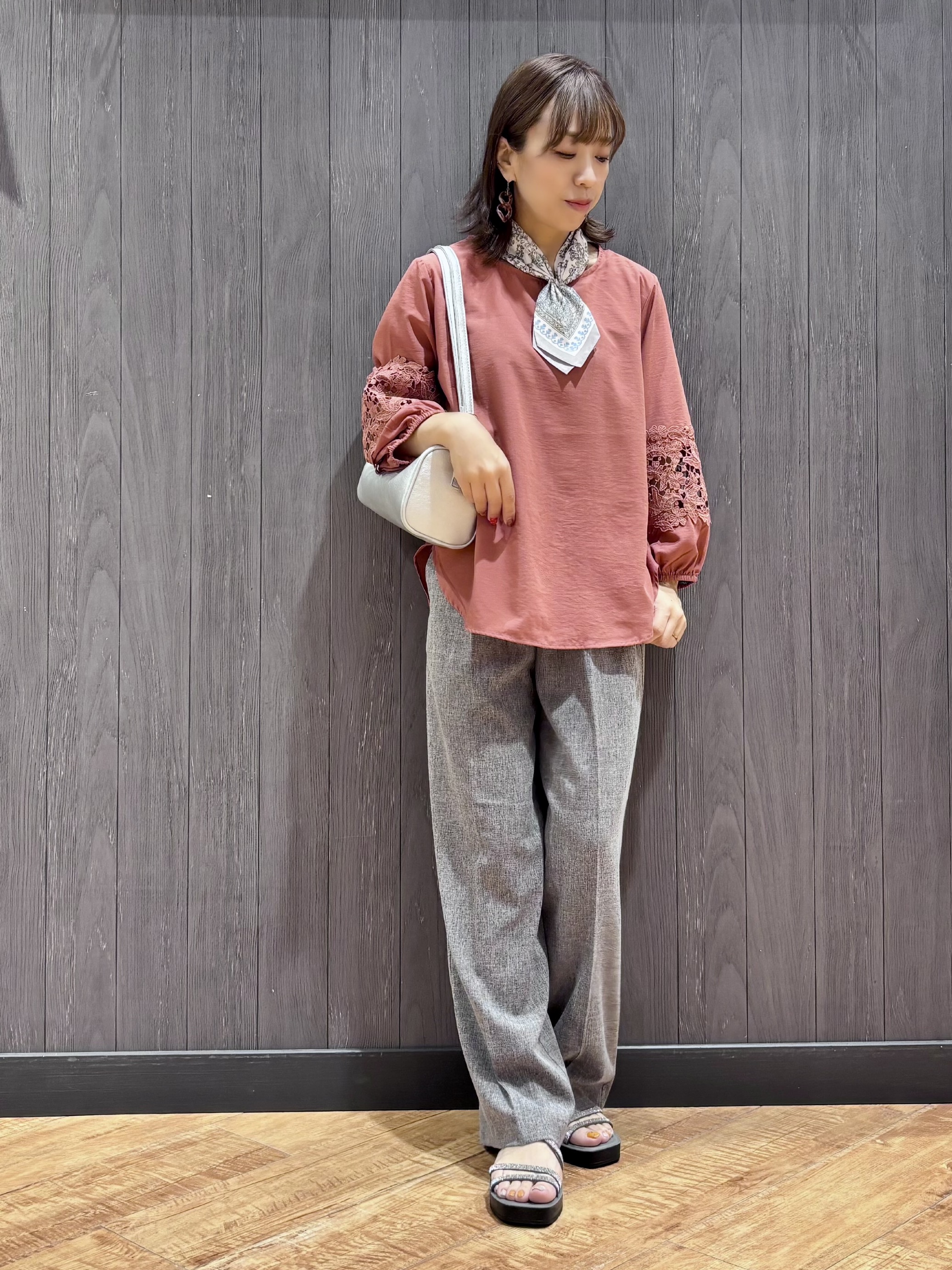 meiさんの「SHOO･LA･RUE｜【洗濯機可/S-LL/洗濯後しわになりにくい】刺繍レースで高見え インせず決まる主役ブラウス」を使ったコーディネート