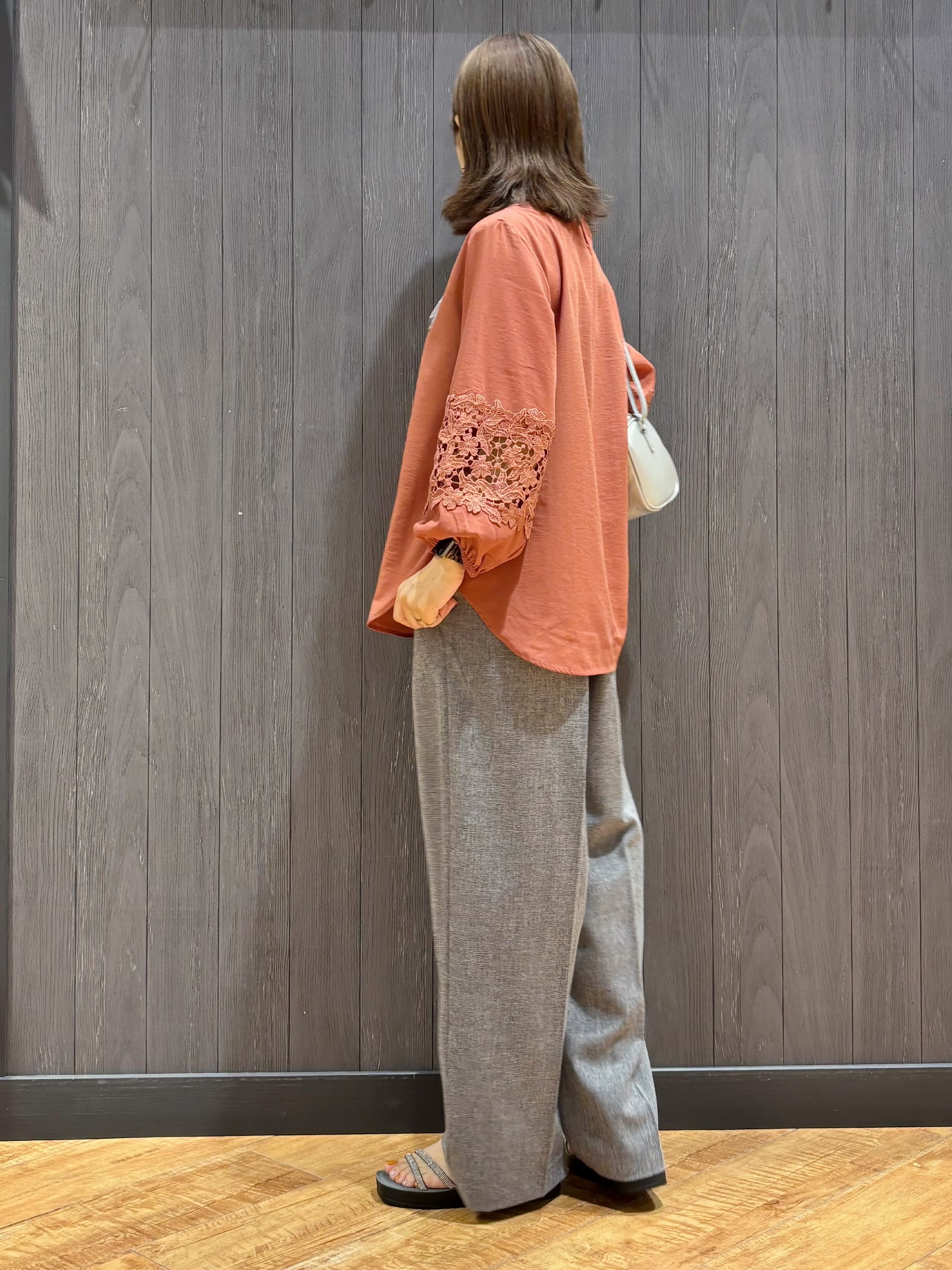 meiさんの「SHOO･LA･RUE｜【洗濯機可/S-LL/洗濯後しわになりにくい】刺繍レースで高見え インせず決まる主役ブラウス」を使ったコーディネート