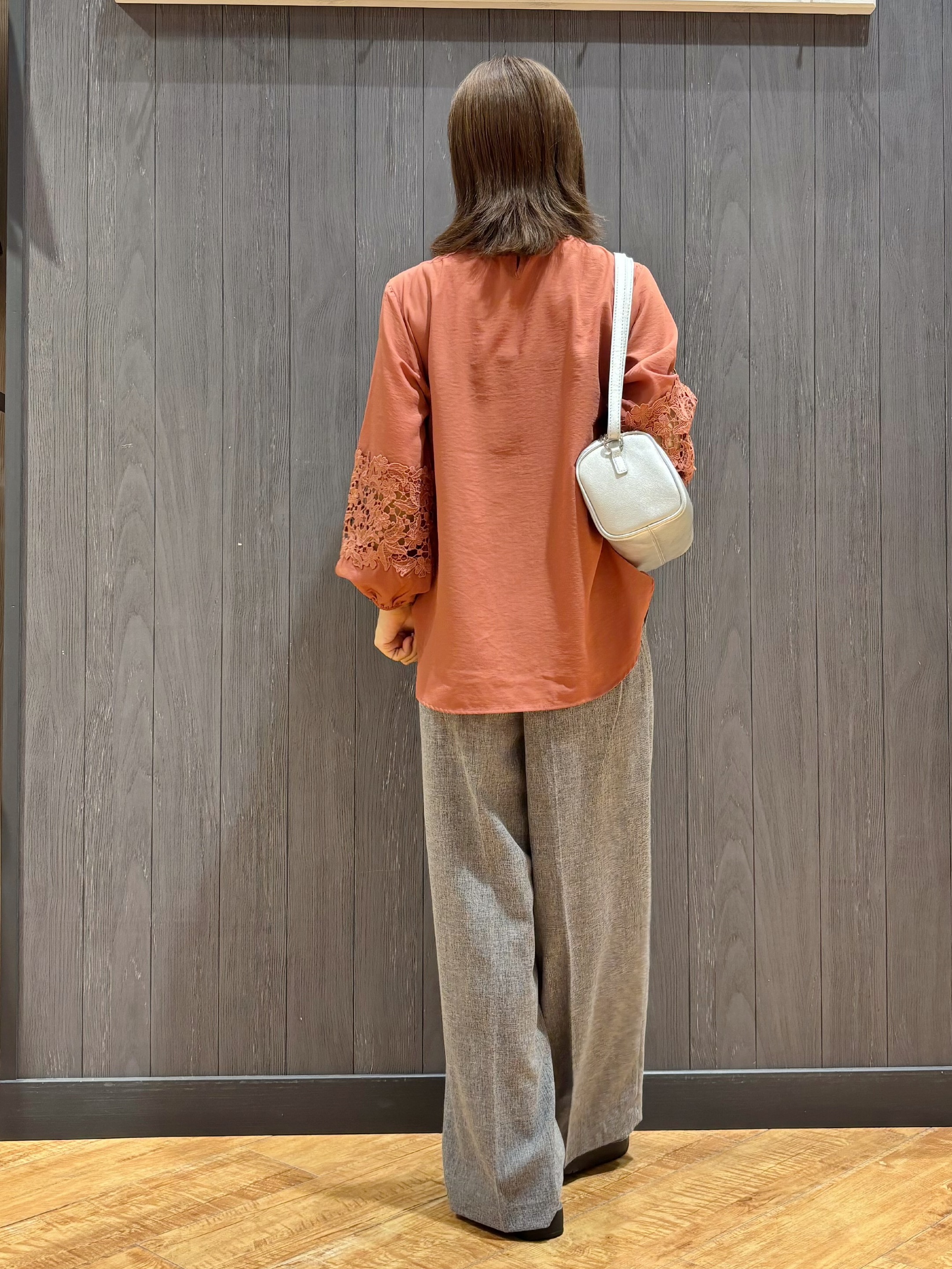 meiさんの「SHOO･LA･RUE｜【洗濯機可/S-LL/洗濯後しわになりにくい】刺繍レースで高見え インせず決まる主役ブラウス」を使ったコーディネート