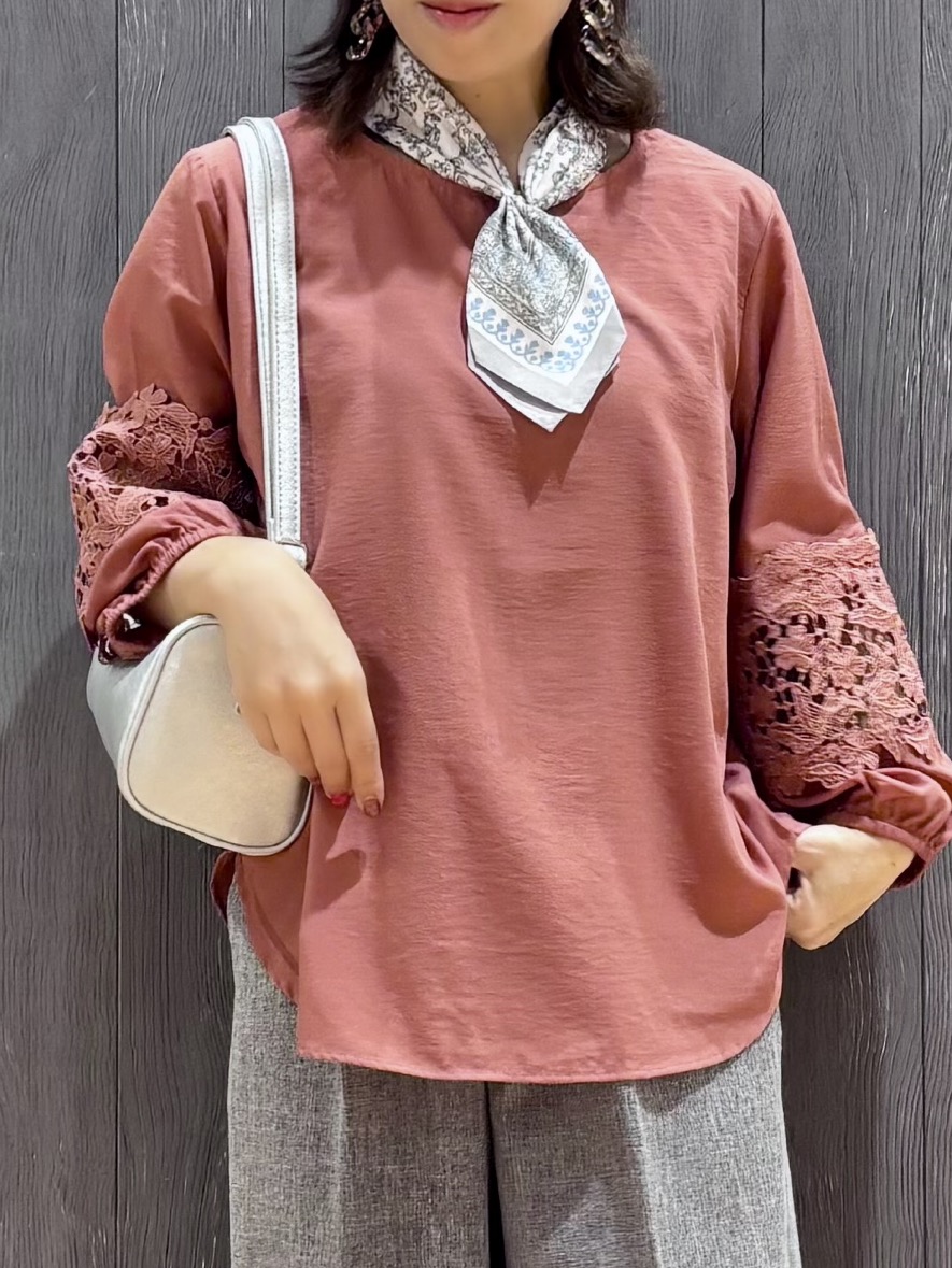 meiさんの「SHOO･LA･RUE｜【洗濯機可/S-LL/洗濯後しわになりにくい】刺繍レースで高見え インせず決まる主役ブラウス」を使ったコーディネート