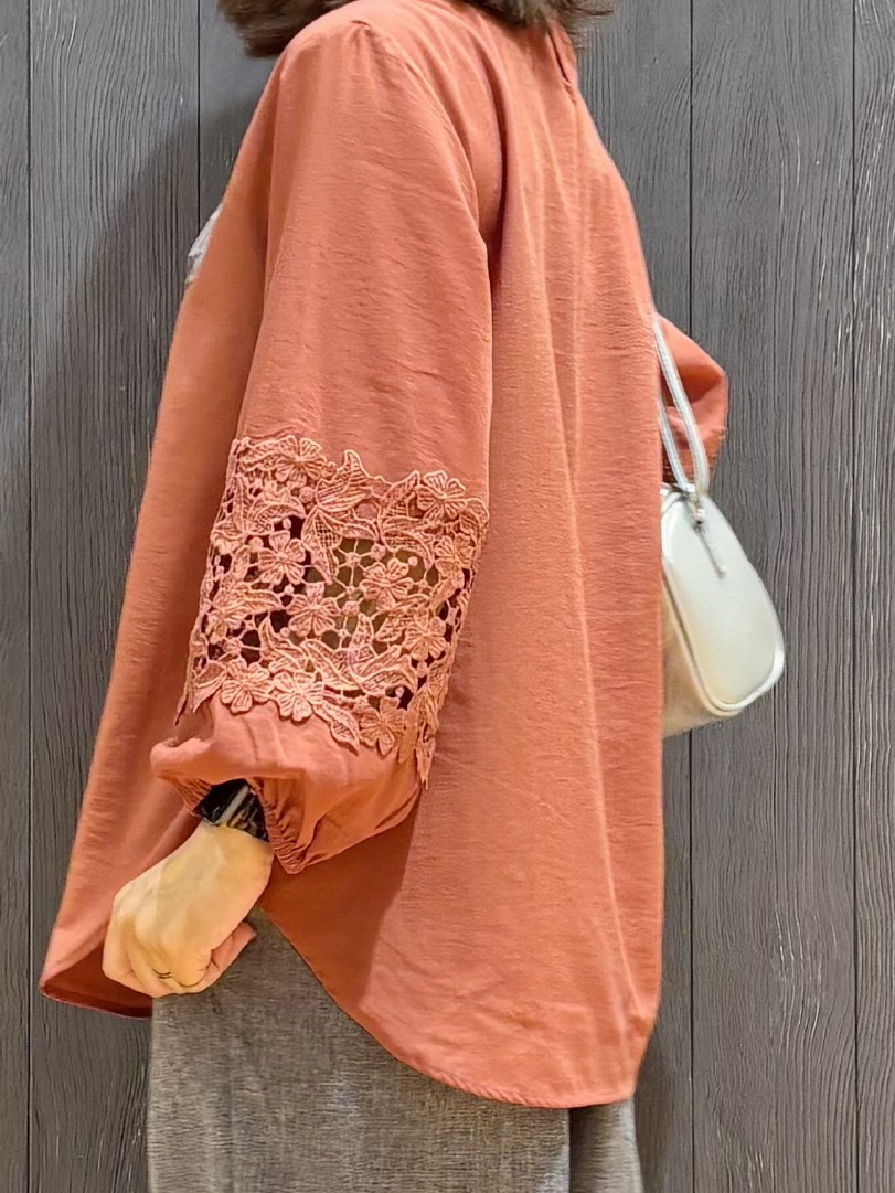 meiさんの「SHOO･LA･RUE｜【洗濯機可/S-LL/洗濯後しわになりにくい】刺繍レースで高見え インせず決まる主役ブラウス」を使ったコーディネート