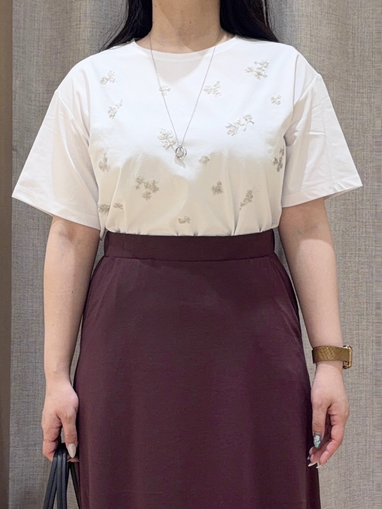 minamiさんの「grove｜フラワーモチーフスパンコールTシャツ」を使ったコーディネート