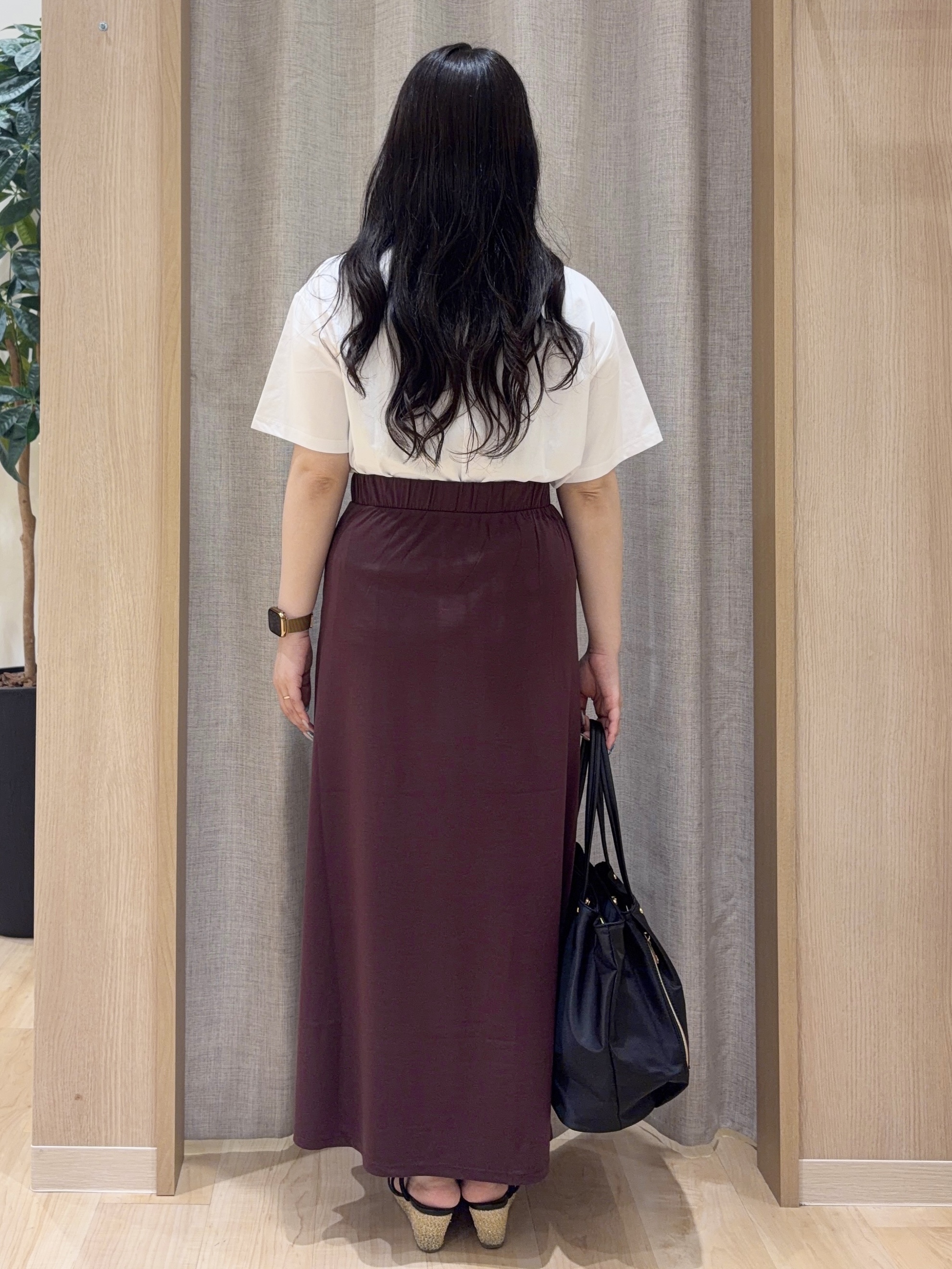 minamiさんの「grove｜フラワーモチーフスパンコールTシャツ」を使ったコーディネート