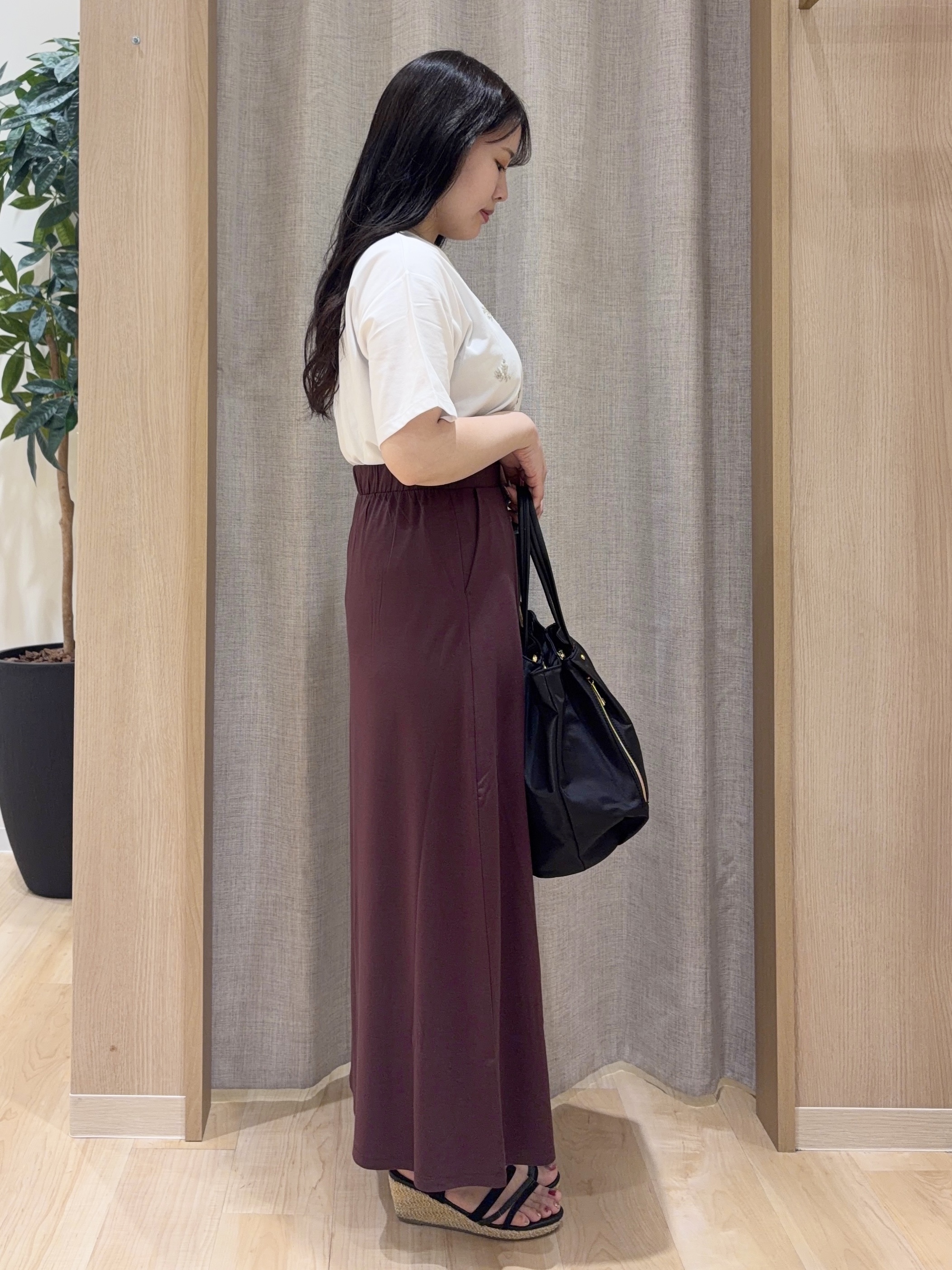 minamiさんの「grove｜フラワーモチーフスパンコールTシャツ」を使ったコーディネート