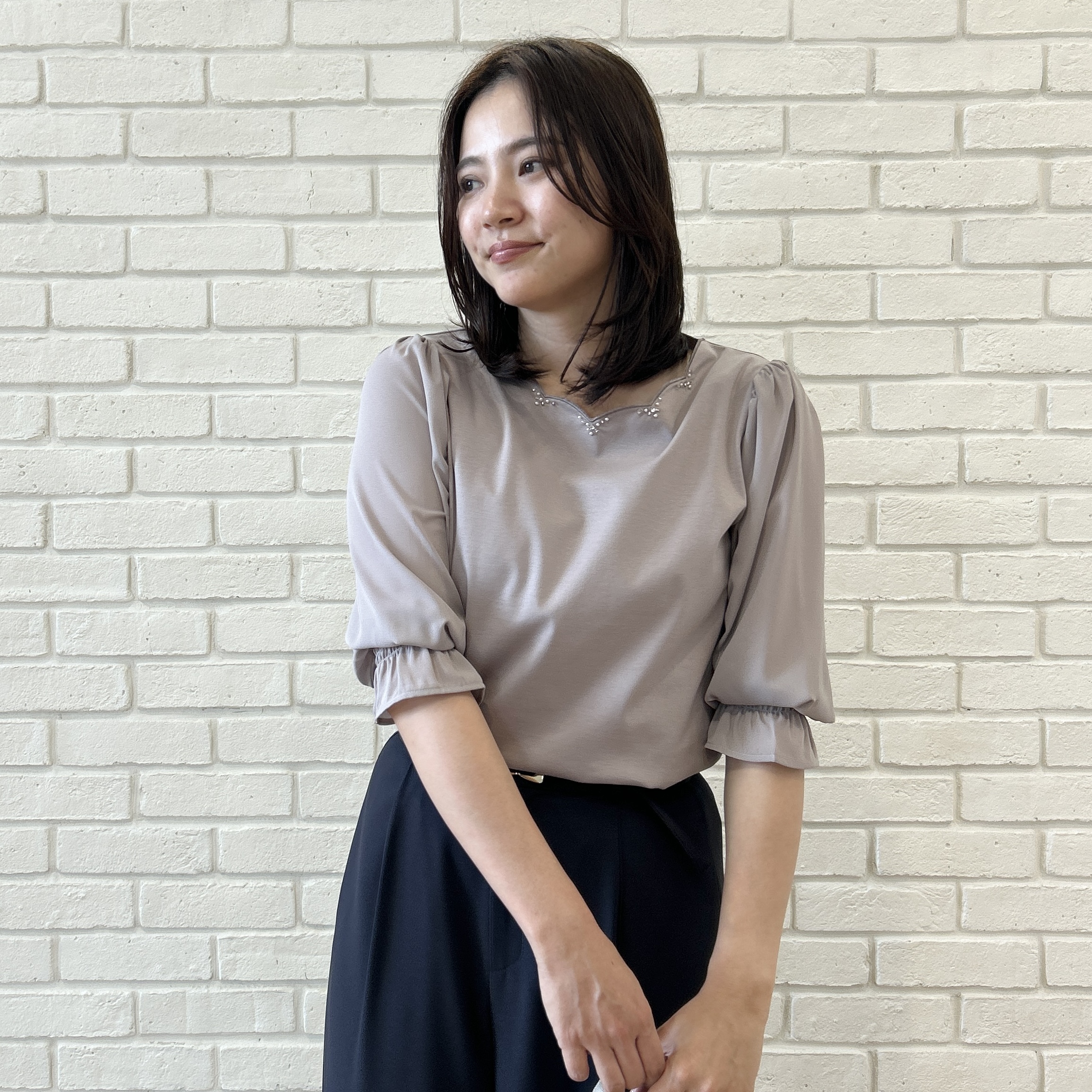 shinoさんの「Couture brooch｜【顔まわり華やぐ・UVカット】スカラ刺繍トップス」を使ったコーディネート