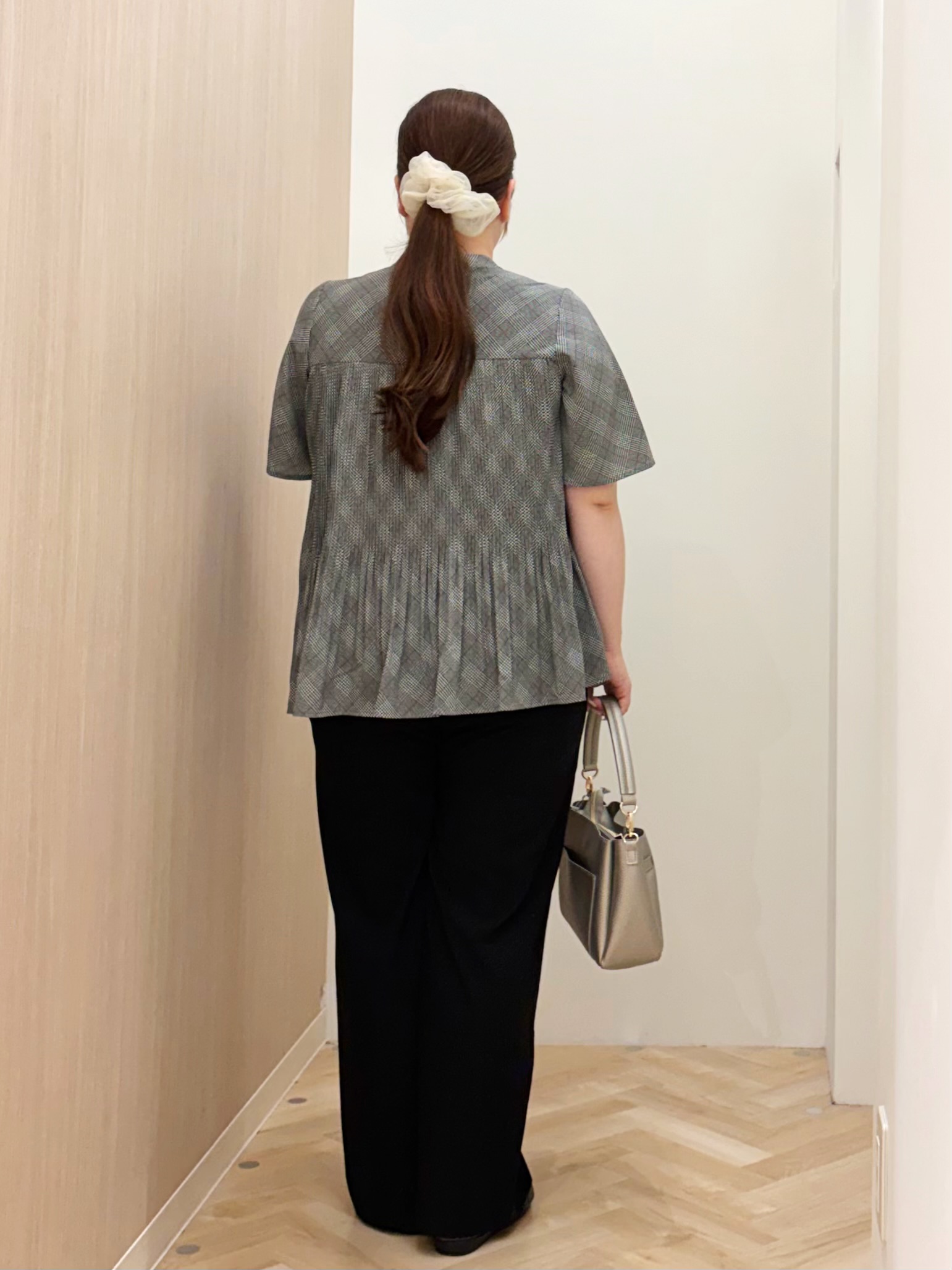 akariさんの「grove｜【体型カバー◎】大人フェミニン消しプリーツブラウス」を使ったコーディネート
