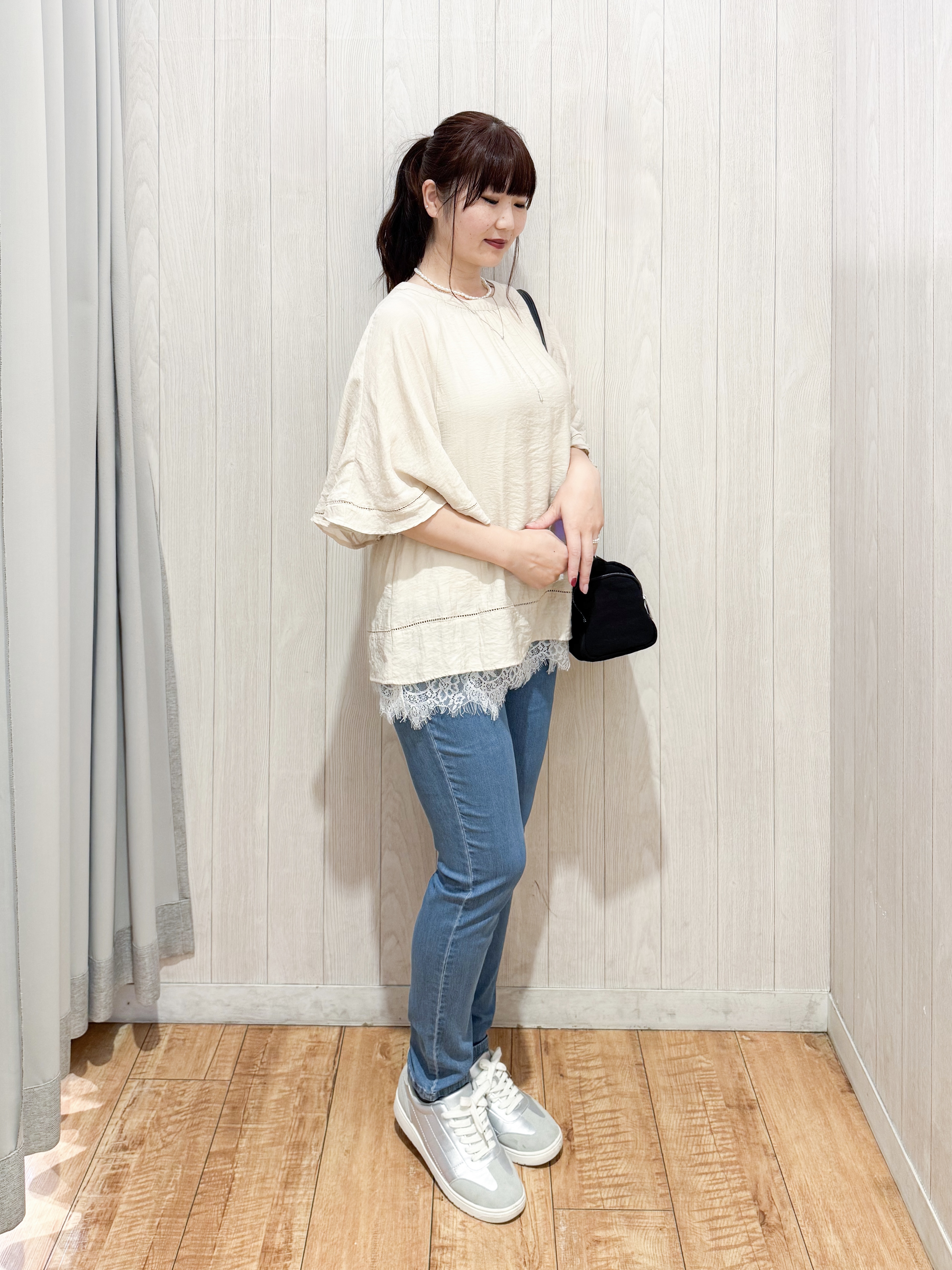 愛さんの「SHOO･LA･RUE｜【S-LL/洗濯機可/体型カバー】はしごレースがポイント スラブポンチョ風ブラウス」を使ったコーディネート