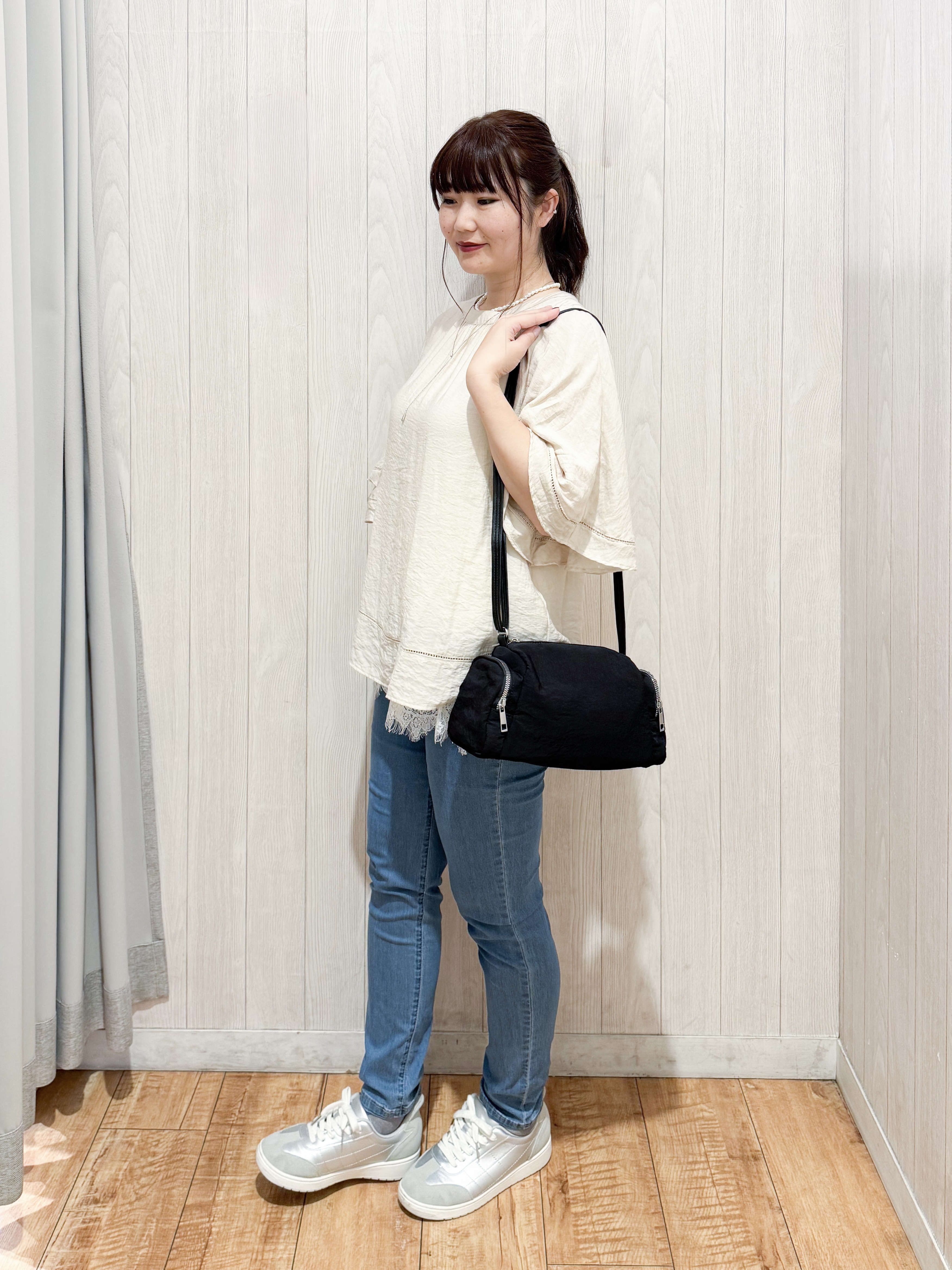 愛さんの「SHOO･LA･RUE｜【S-LL/洗濯機可/体型カバー】はしごレースがポイント スラブポンチョ風ブラウス」を使ったコーディネート