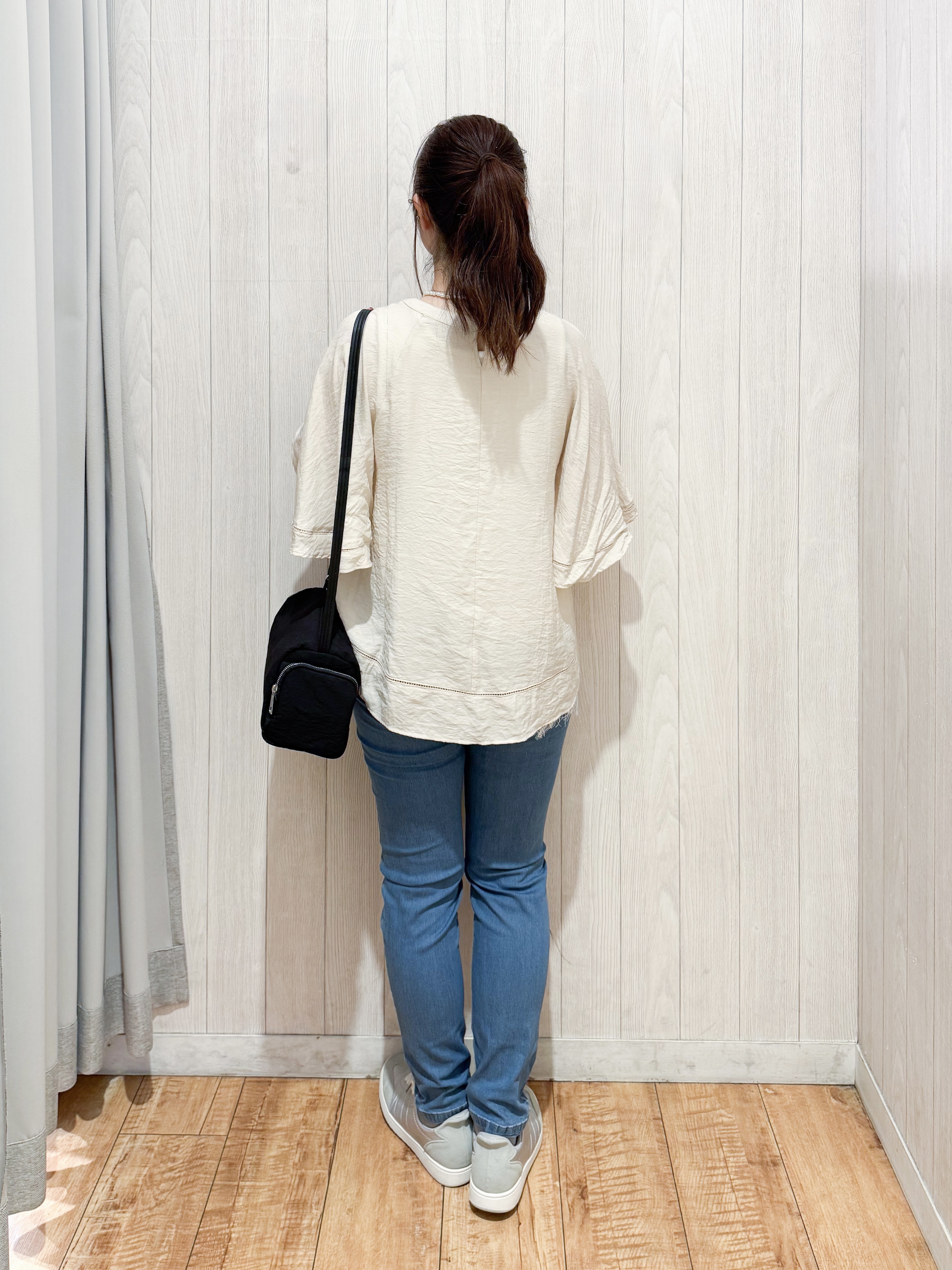 愛さんの「SHOO･LA･RUE｜【S-LL/洗濯機可/体型カバー】はしごレースがポイント スラブポンチョ風ブラウス」を使ったコーディネート
