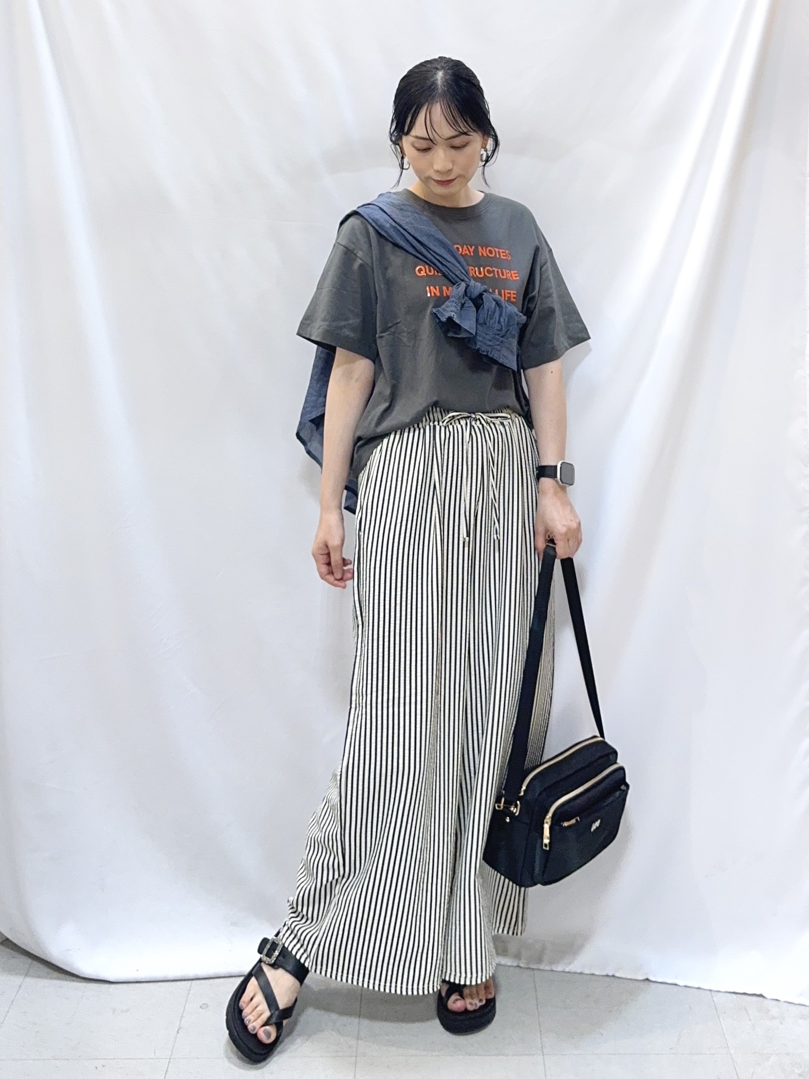 𝐇𝐢𝐫𝐨𝐦𝐢さんの「SHOO･LA･RUE｜【綿100%/UV/S-LL/体型カバー】ヒップが隠せる やわらかデニムシャツ」を使ったコーディネート