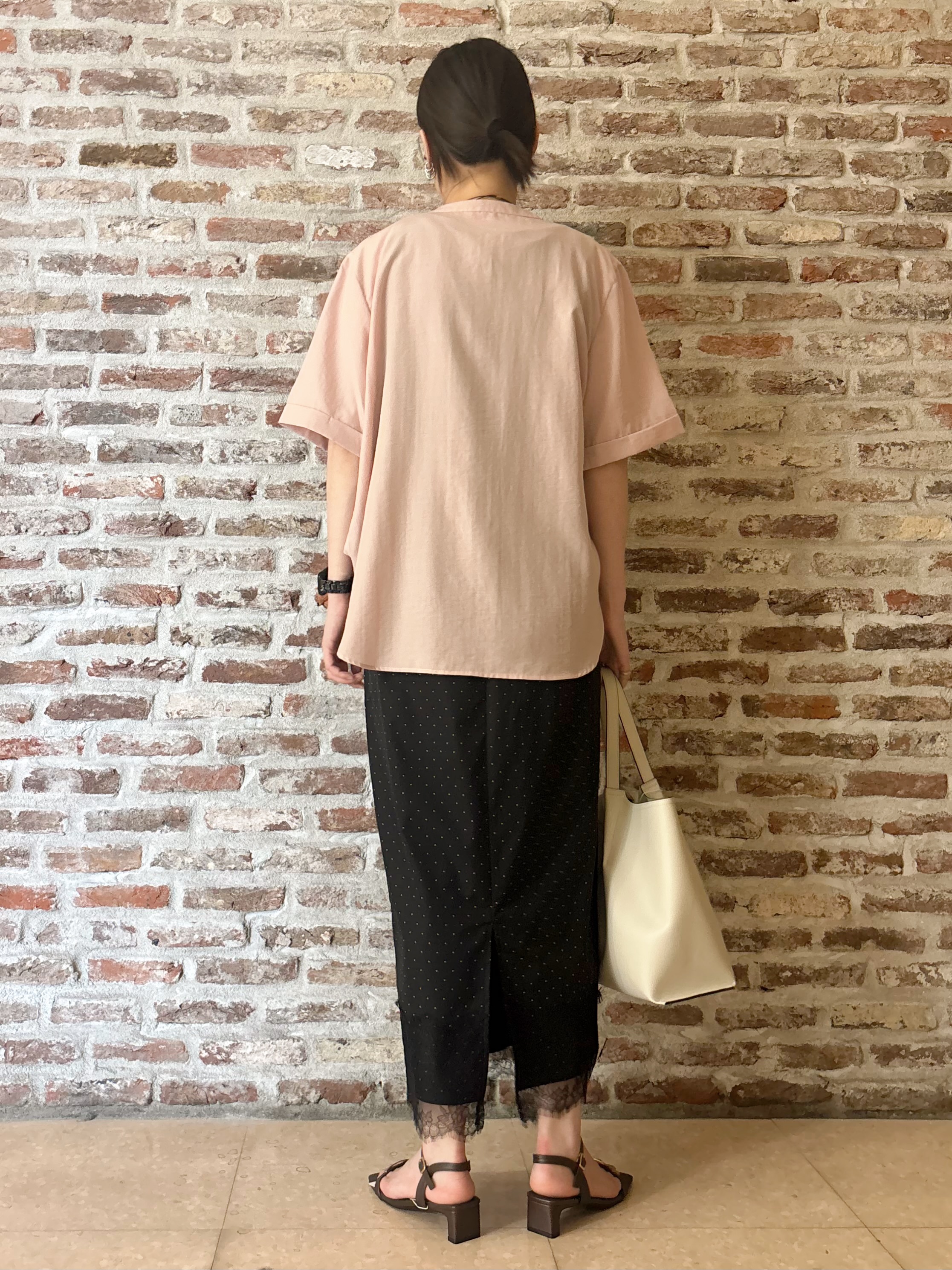 しばさんの「THE SHOP TK｜【M-XL/秋始めにちょうどいい】細見え5分袖Wポケットシャツ」を使ったコーディネート